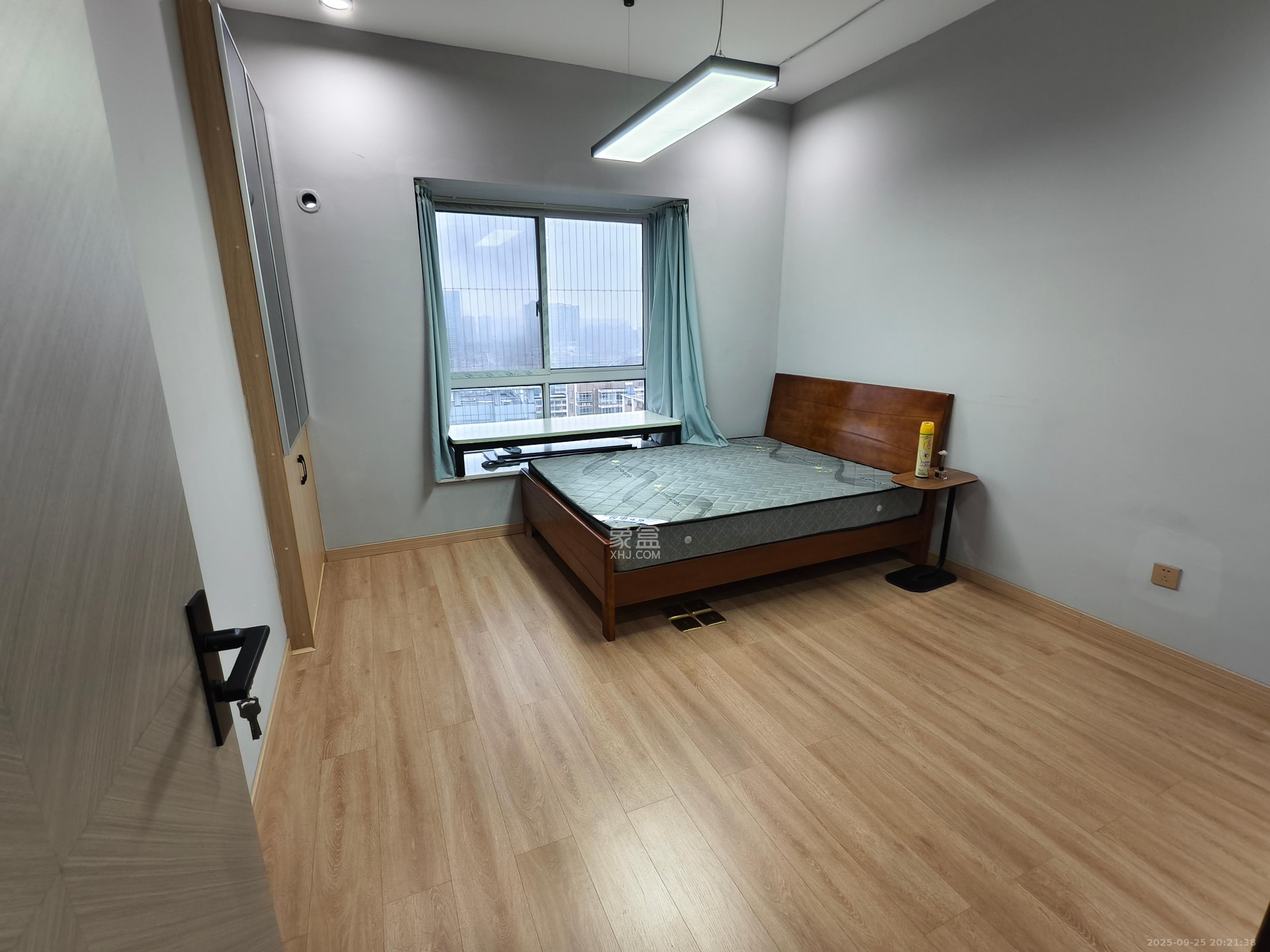 湘林家园(湘林小区电梯房) 4室2厅2卫 4800.0元/月 湘林家园(湘林小区电梯房) 4室2厅2卫 4800.0元/月室内图