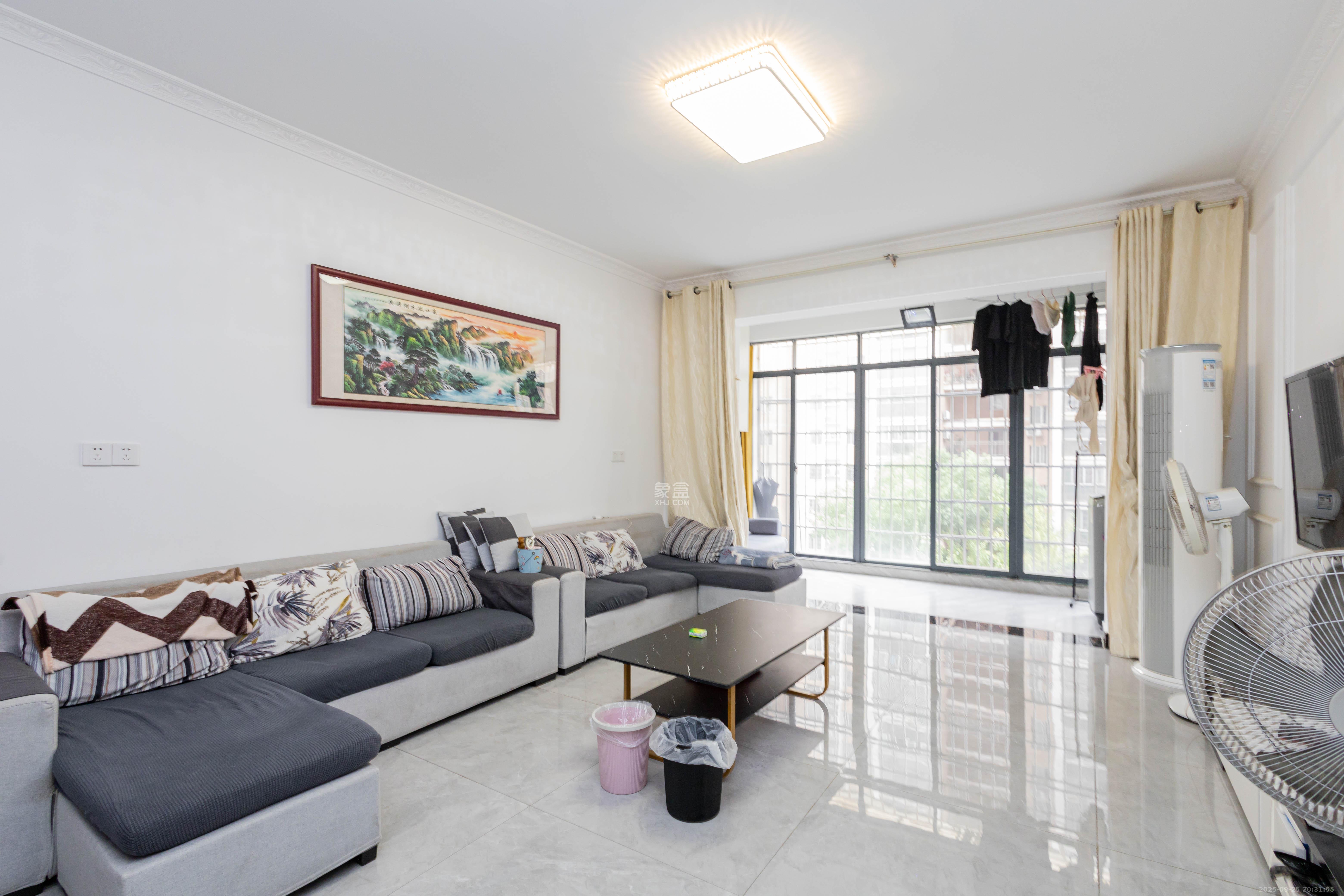 圣力华苑 3室2厅2卫 72.0万 圣力华苑 3室2厅2卫 72.0万客厅