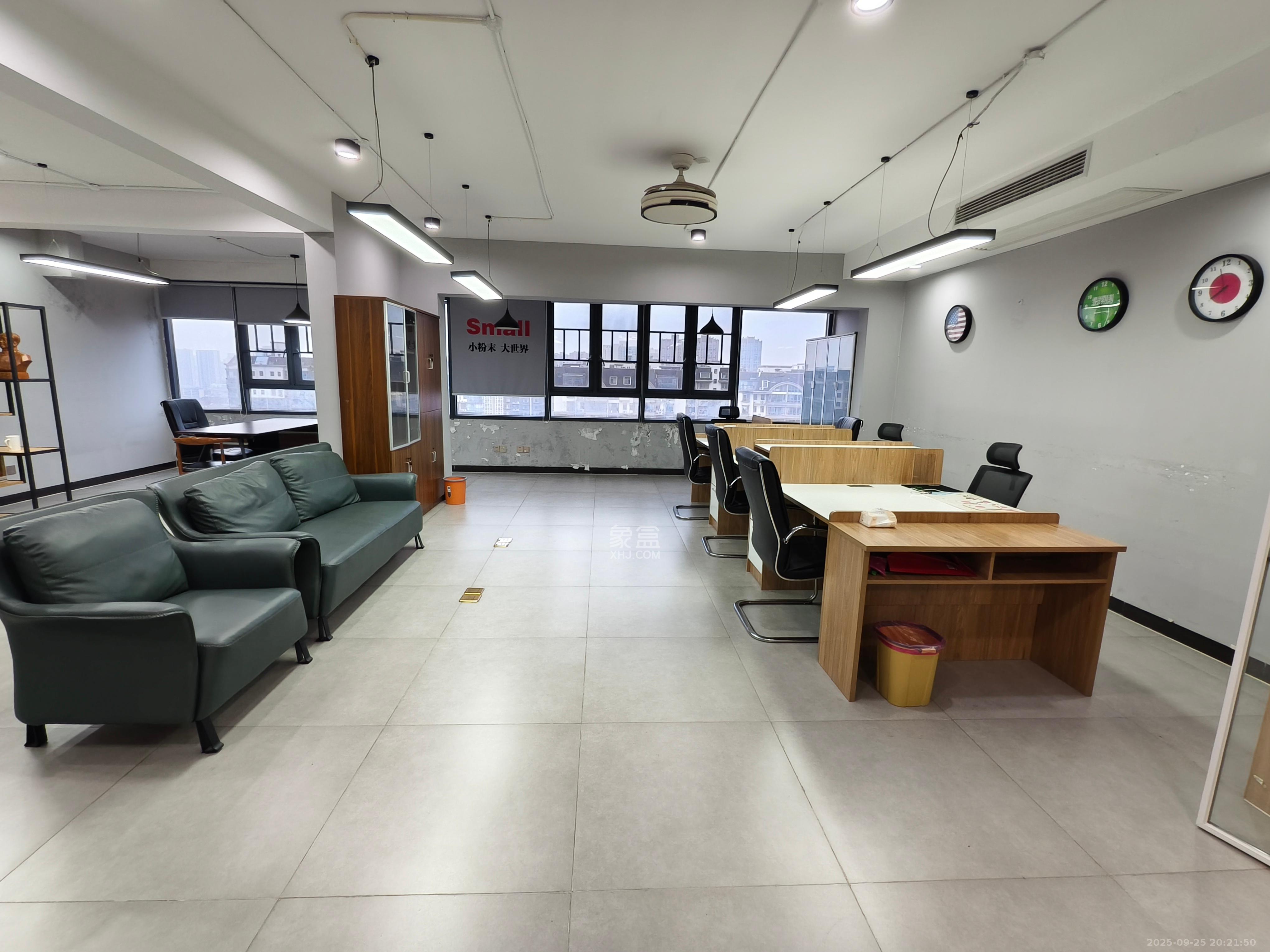 湘林家园(湘林小区电梯房) 4室2厅2卫 4800.0元/月 湘林家园(湘林小区电梯房) 4室2厅2卫 4800.0元/月室内图