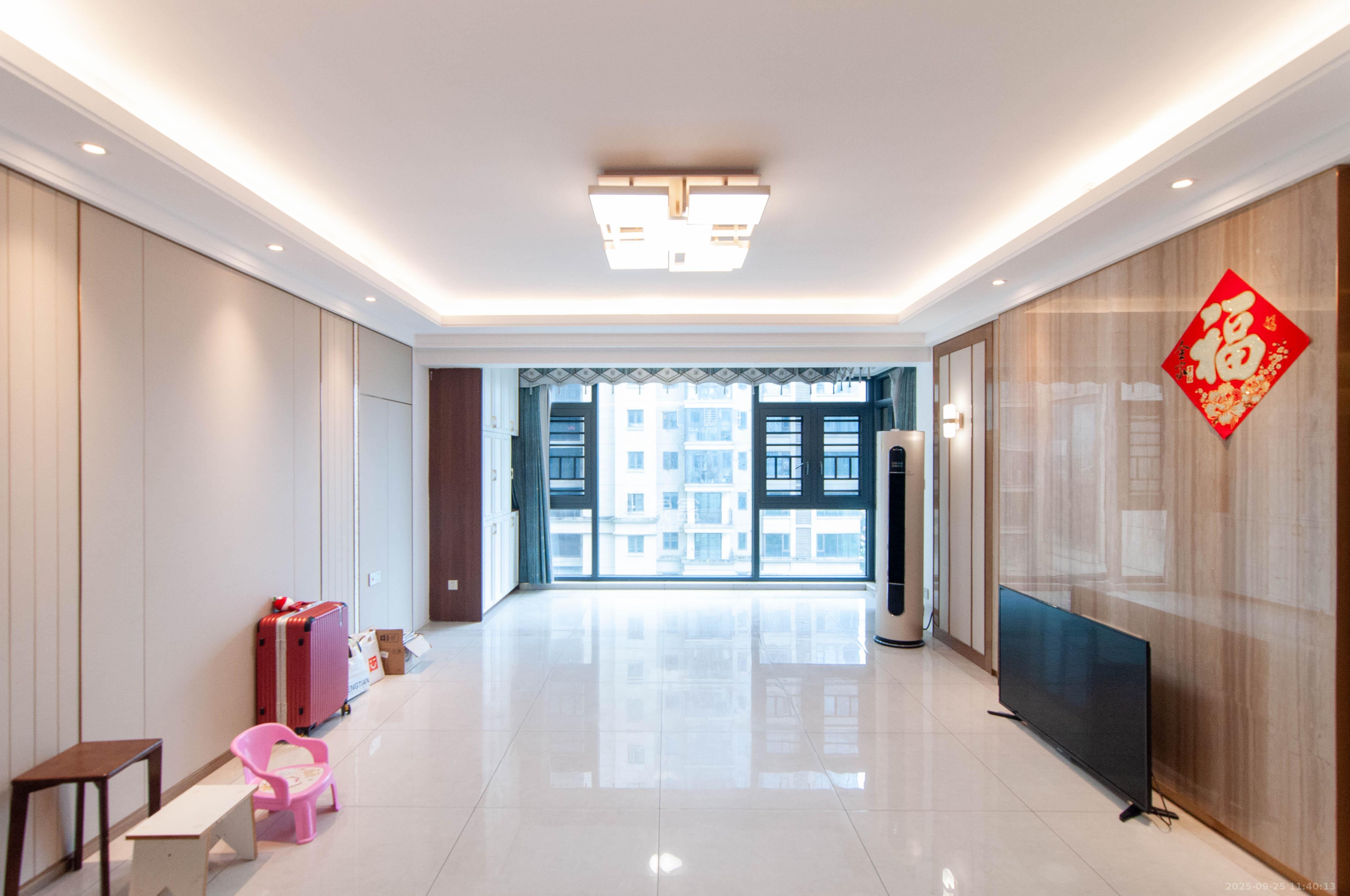 梅溪湖金茂湾 4室2厅2卫 255.0万 梅溪湖金茂湾 4室2厅2卫 255.0万客厅