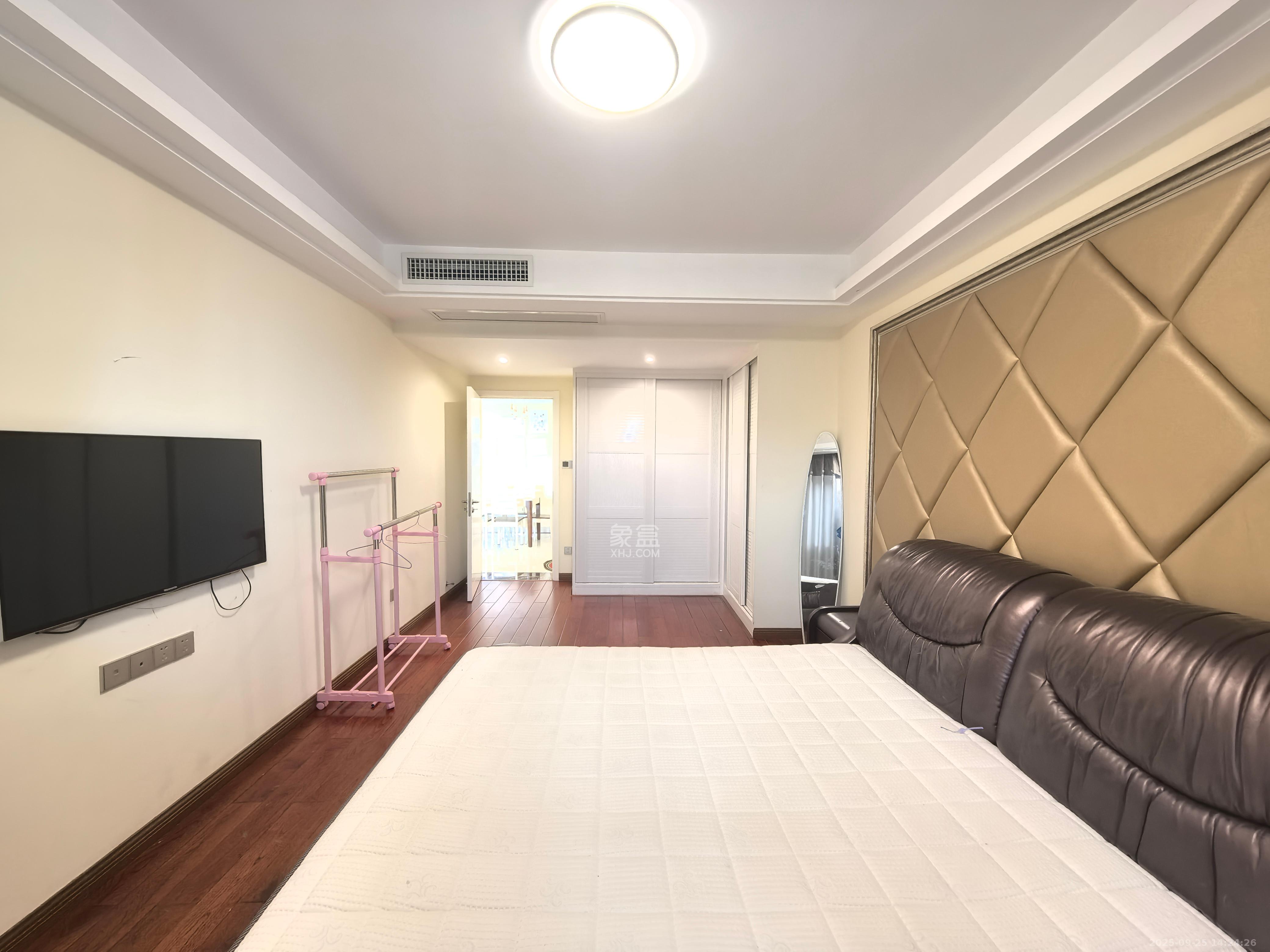 湖韵佳苑 3室2厅1卫 3500.0元/月 湖韵佳苑 3室2厅1卫 3500.0元/月室内图