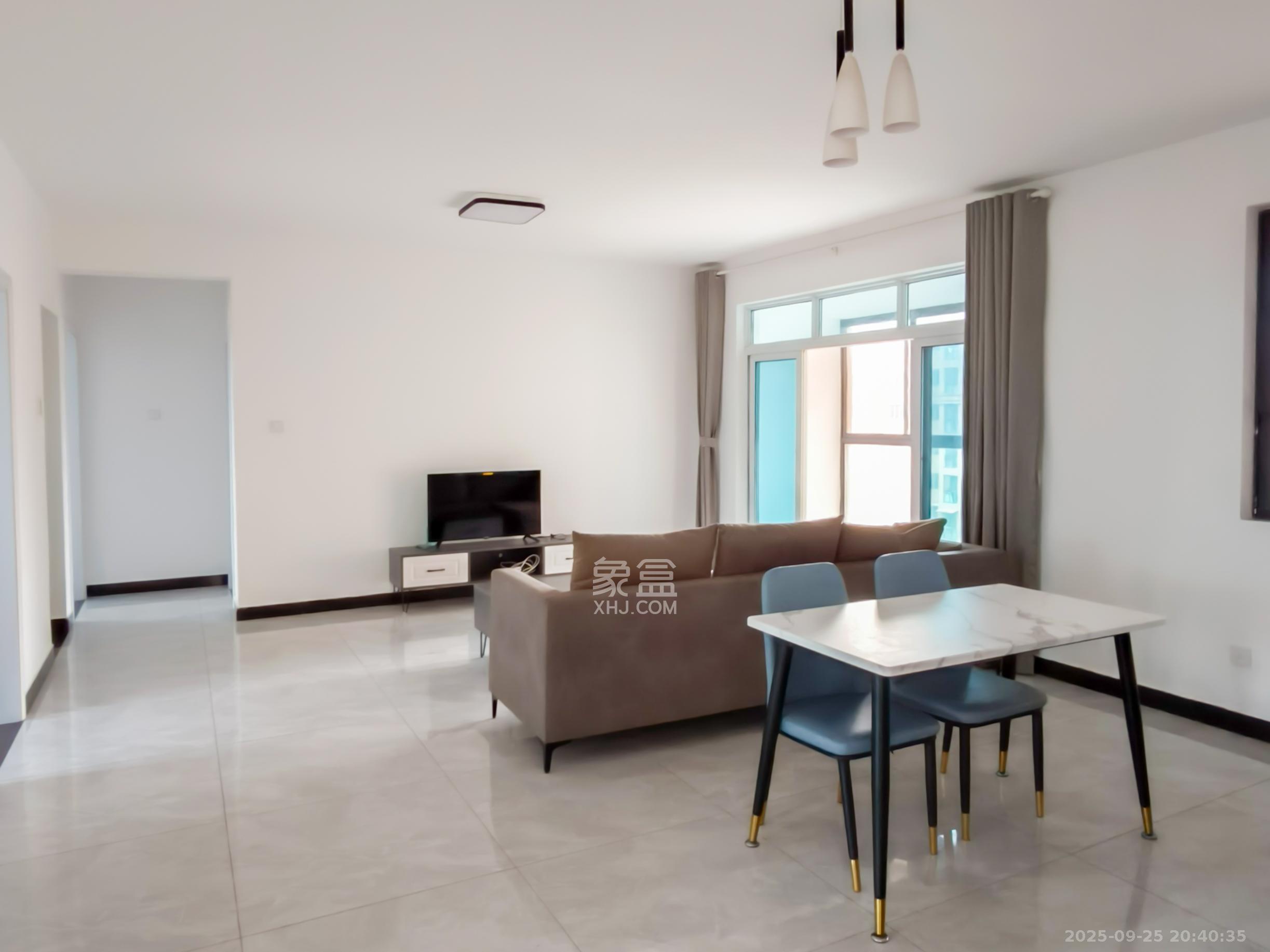 盛地领航城  4室2厅2卫    69.8万客厅