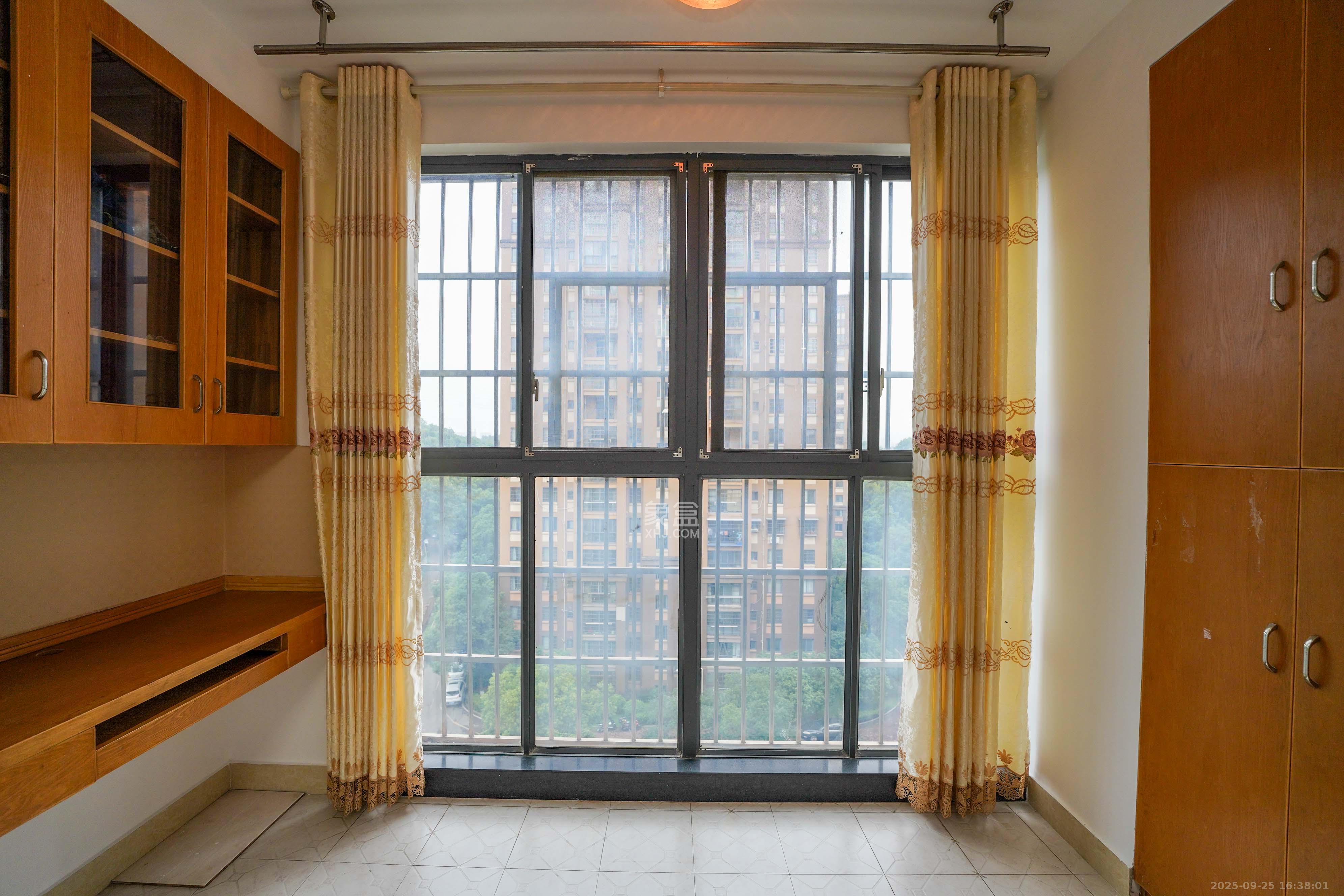 山水嘉园 3室2厅1卫 56.0万 山水嘉园 3室2厅1卫 56.0万阳台