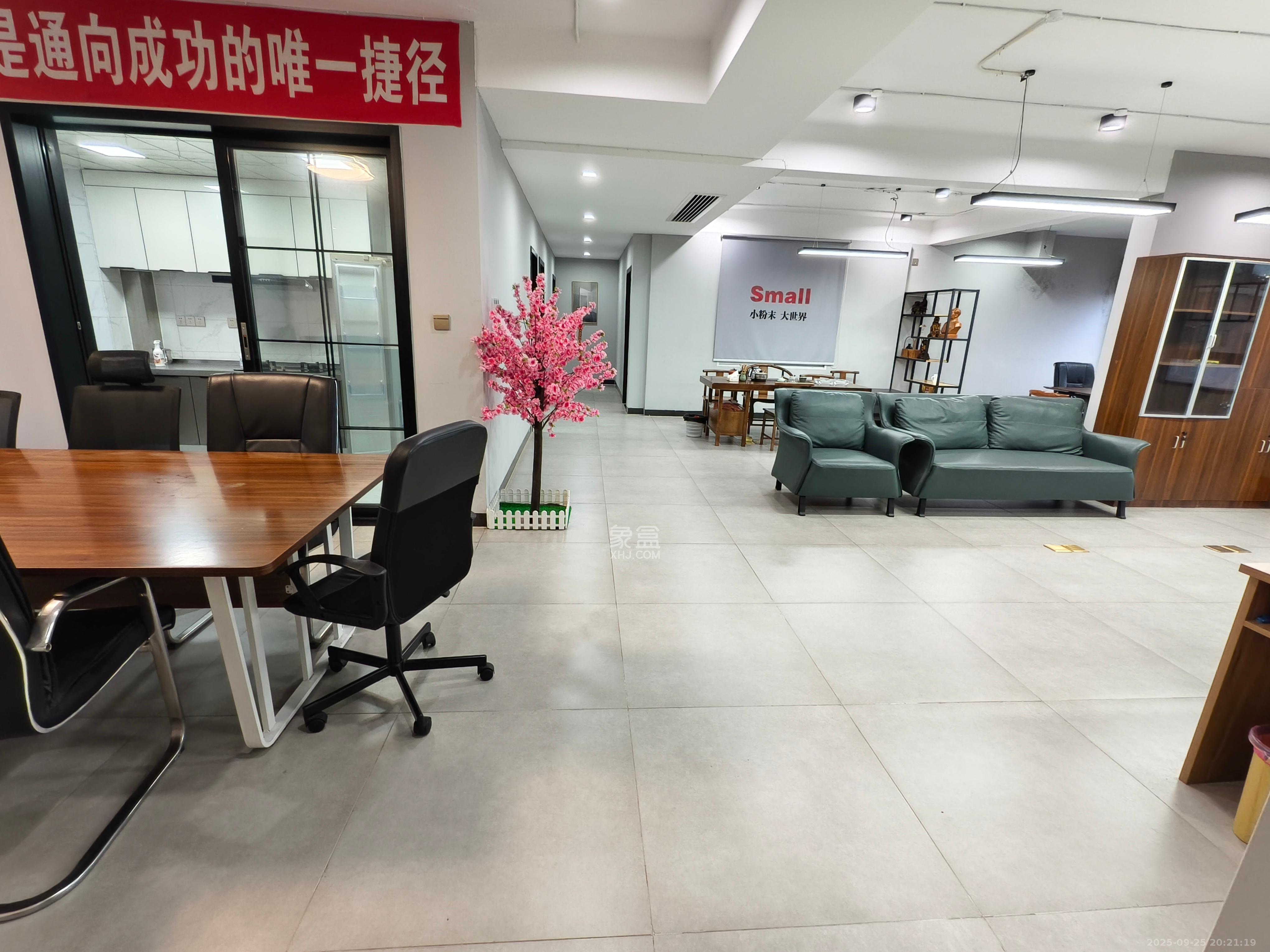 湘林家园(湘林小区电梯房) 4室2厅2卫 4800.0元/月 湘林家园(湘林小区电梯房) 4室2厅2卫 4800.0元/月室内图