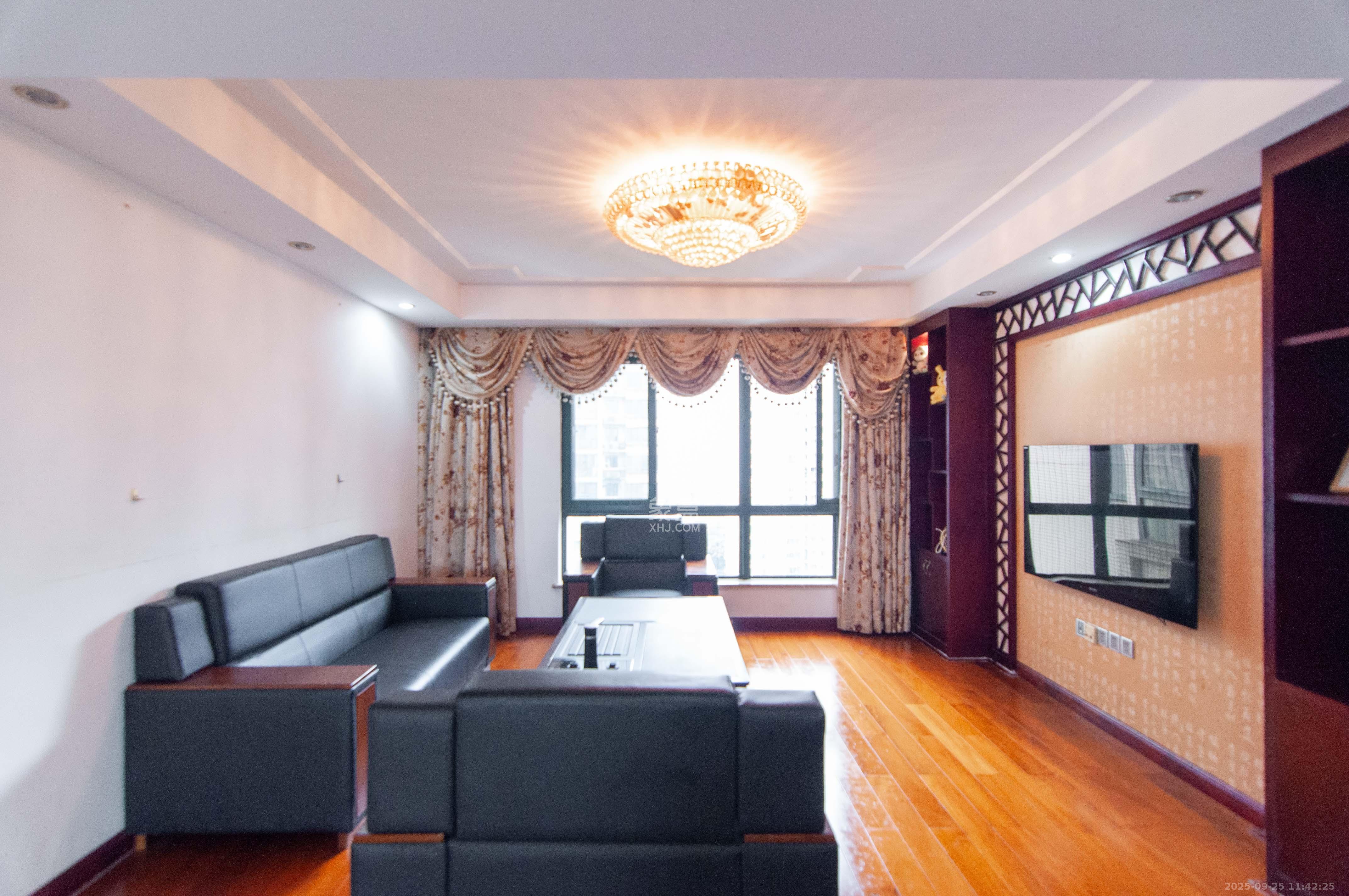 高鑫麓城 3室2厅2卫 136.0万 高鑫麓城 3室2厅2卫 136.0万客厅