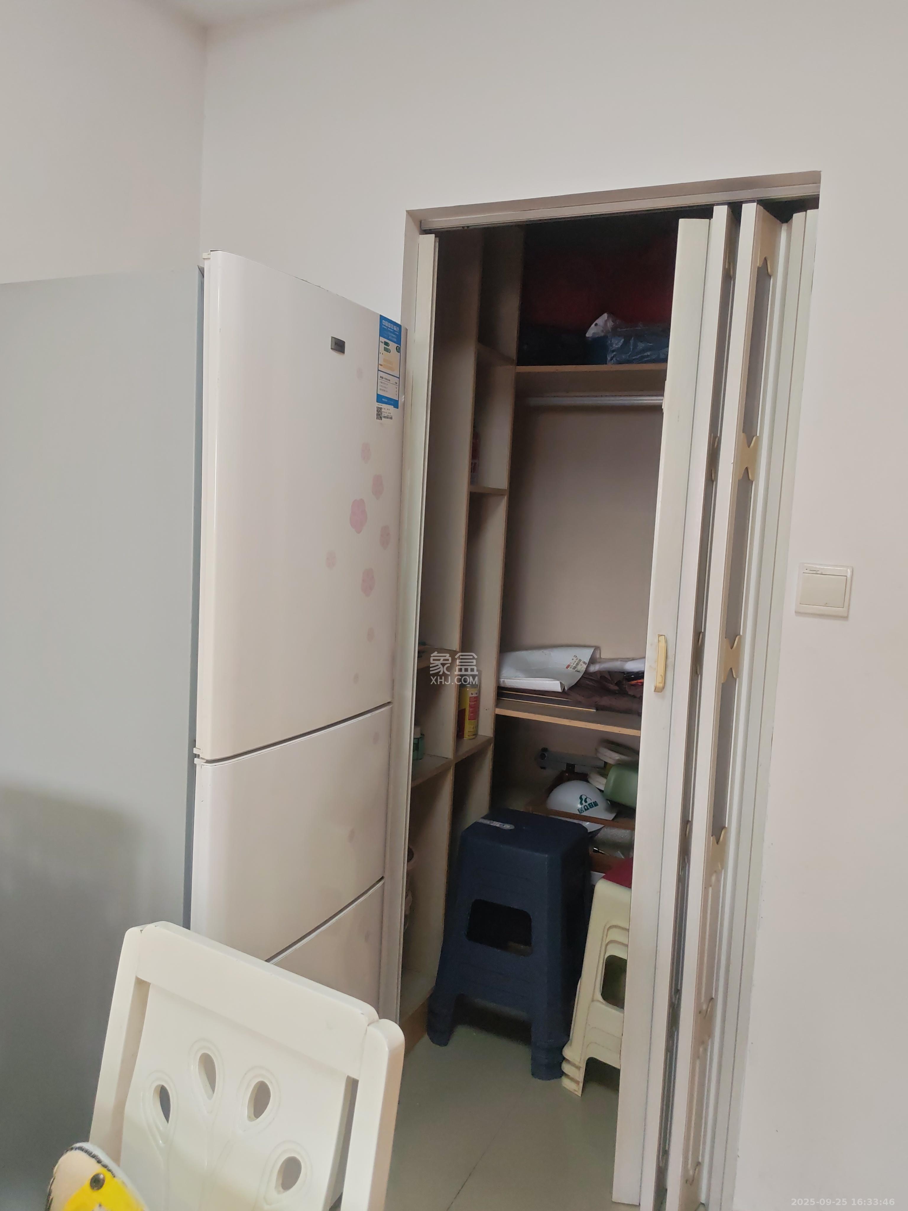 德润园  1室2厅1卫   2200.00元/月室内图