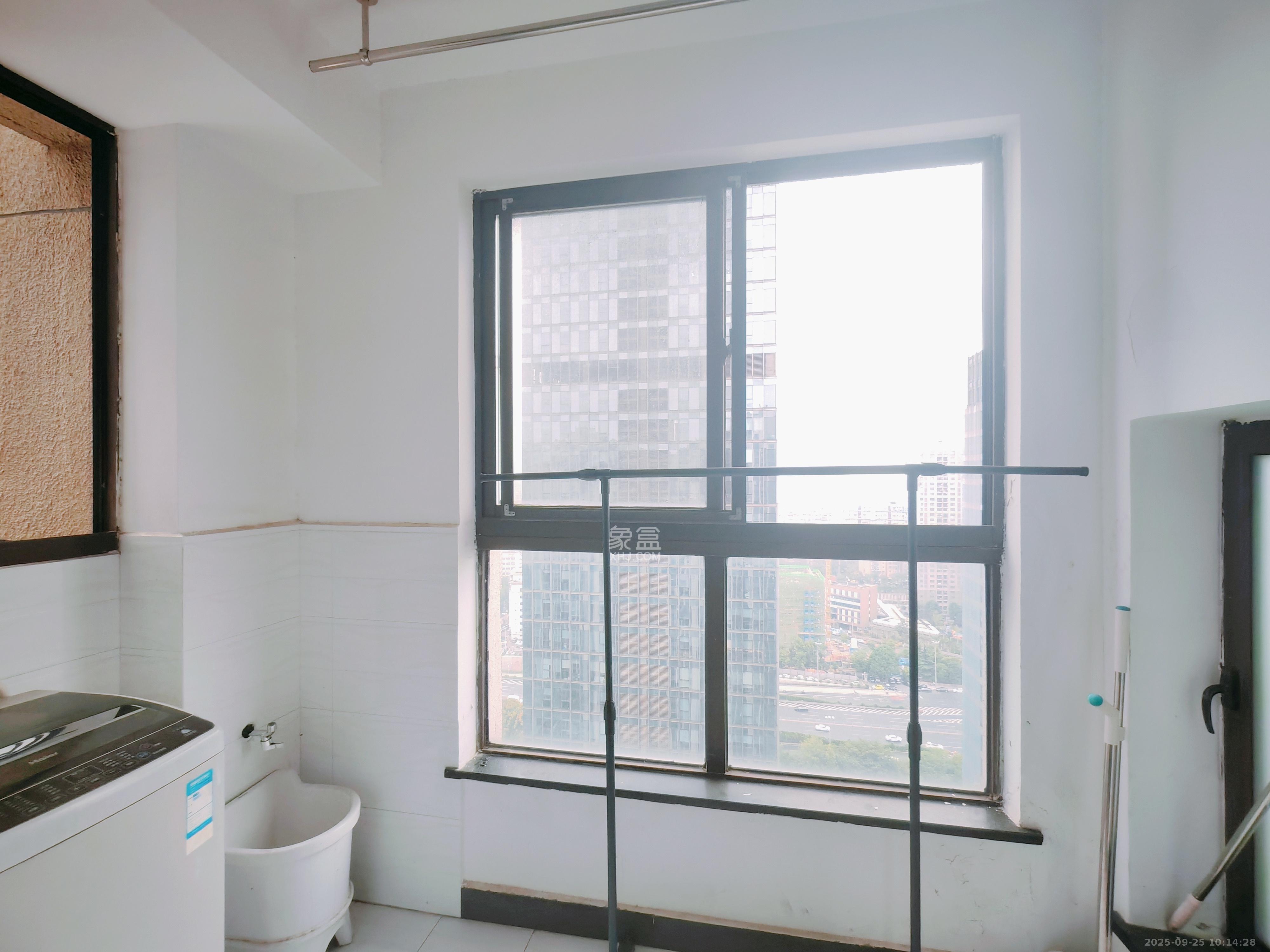 绿地中央广场  2室1厅1卫    2400.0元/月室内图