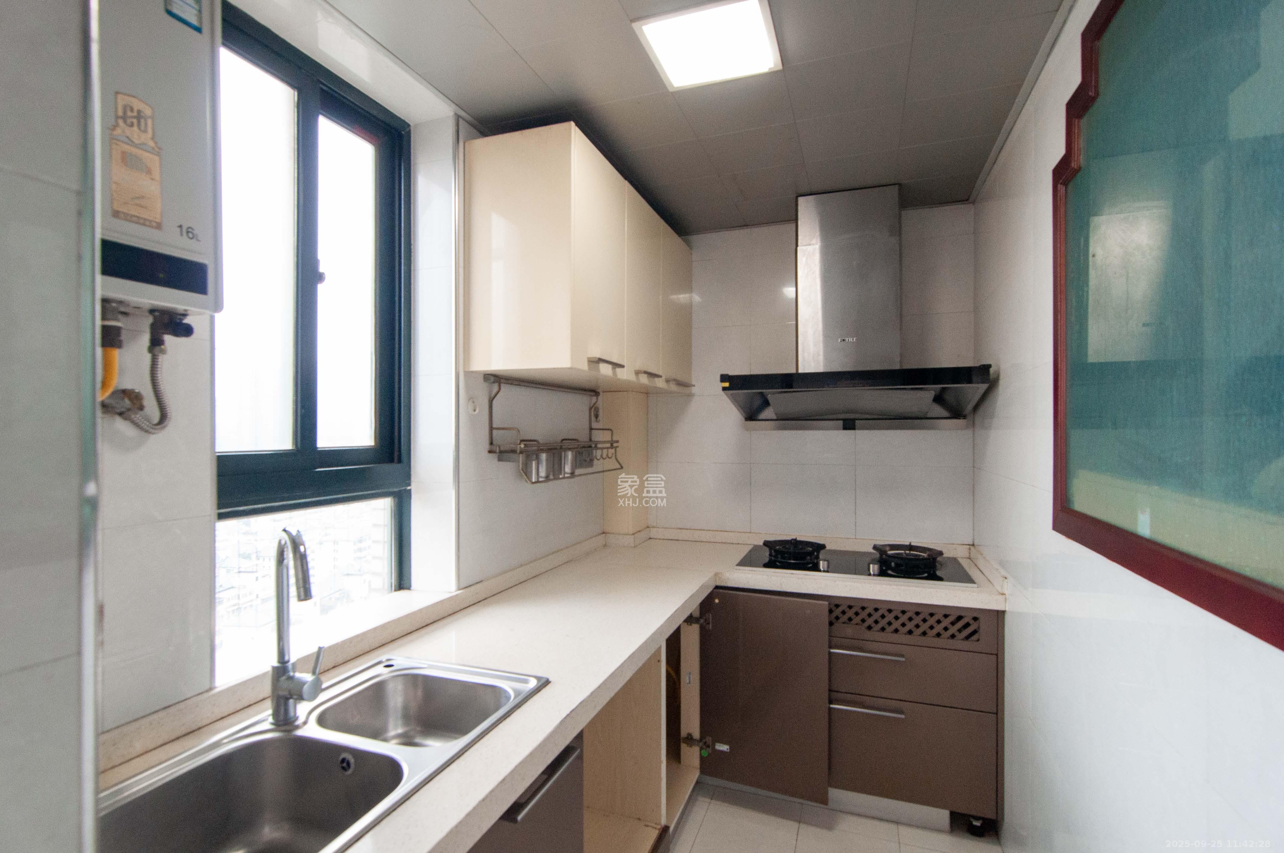 高鑫麓城 3室2厅2卫 136.0万 高鑫麓城 3室2厅2卫 136.0万厨房