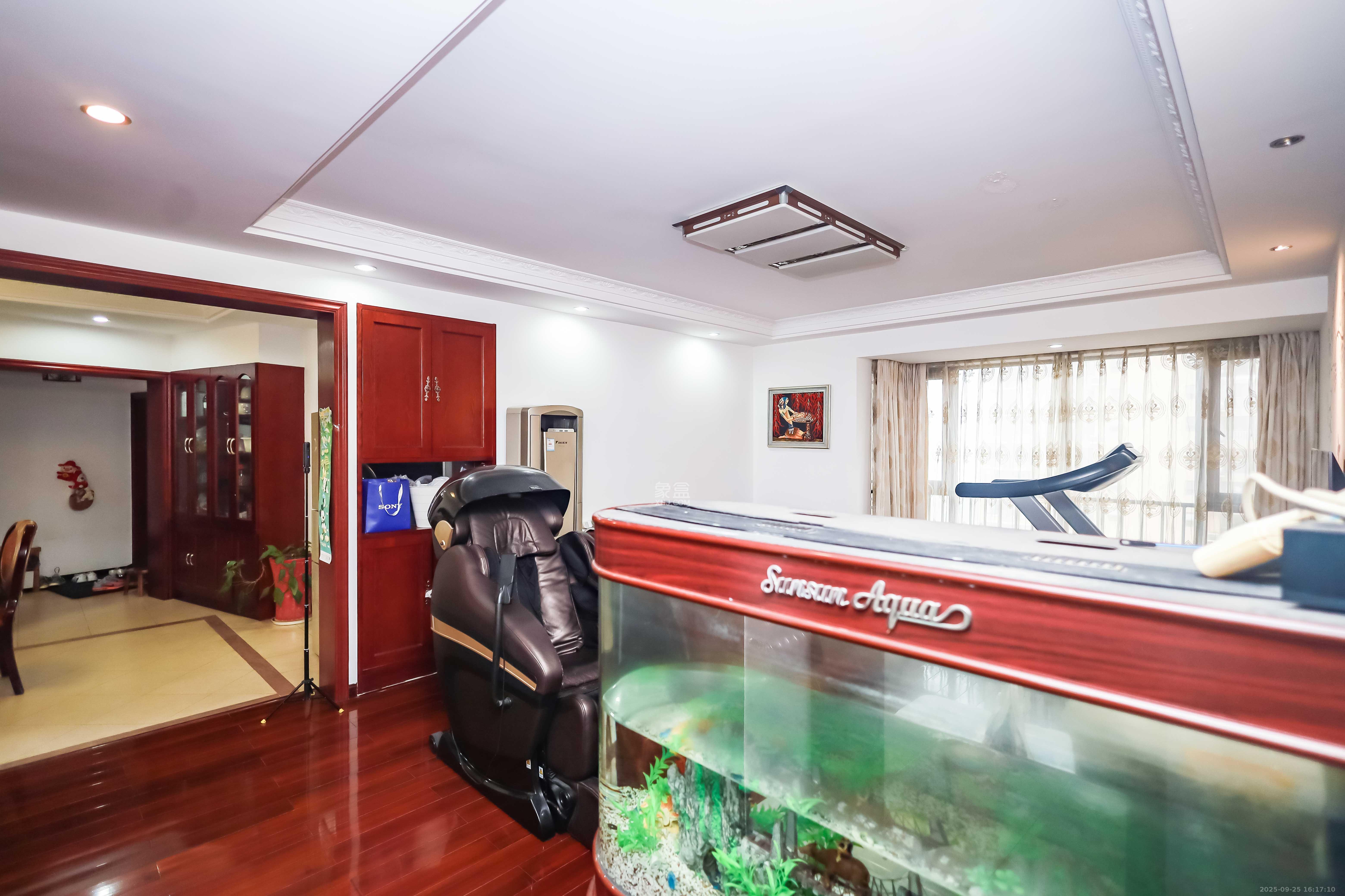 北京御园一二期（国泰嘉园）  4室2厅2卫    162.0万客厅