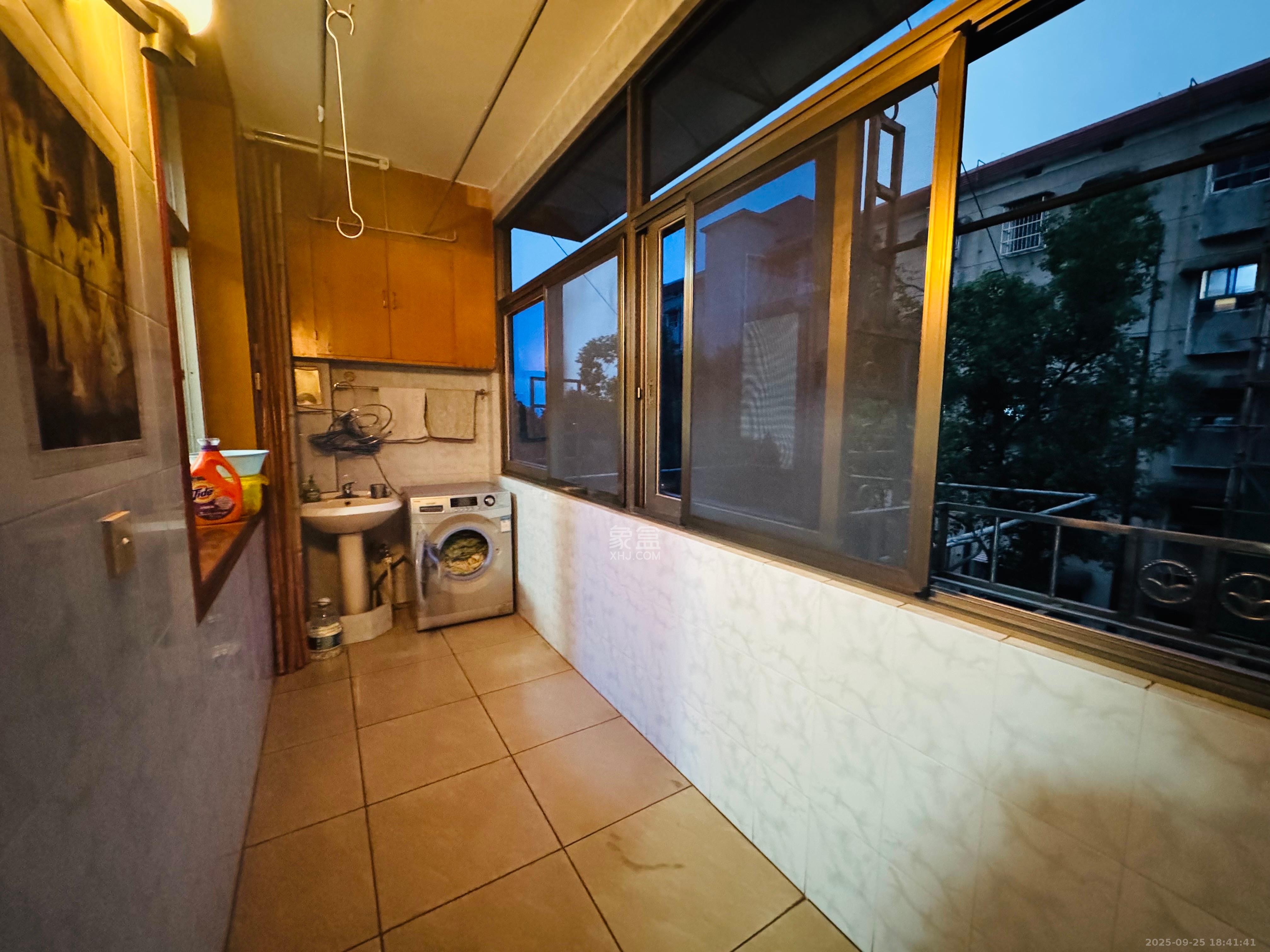 工程兵学院单位宿舍  3室2厅1卫    2800.0元/月室内图