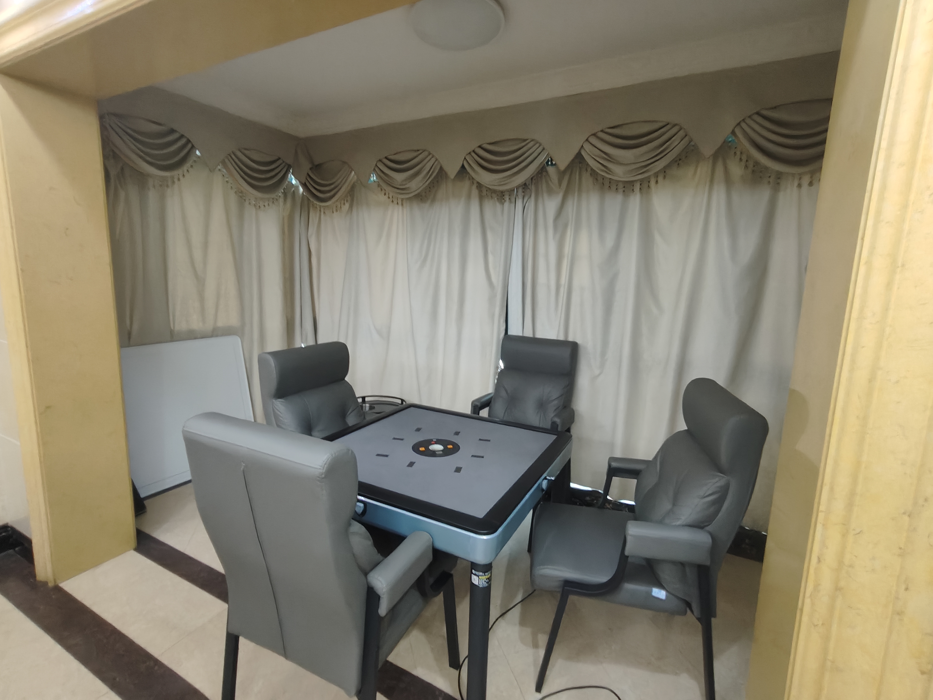 俊景花园  4室2厅2卫    85.0万客厅