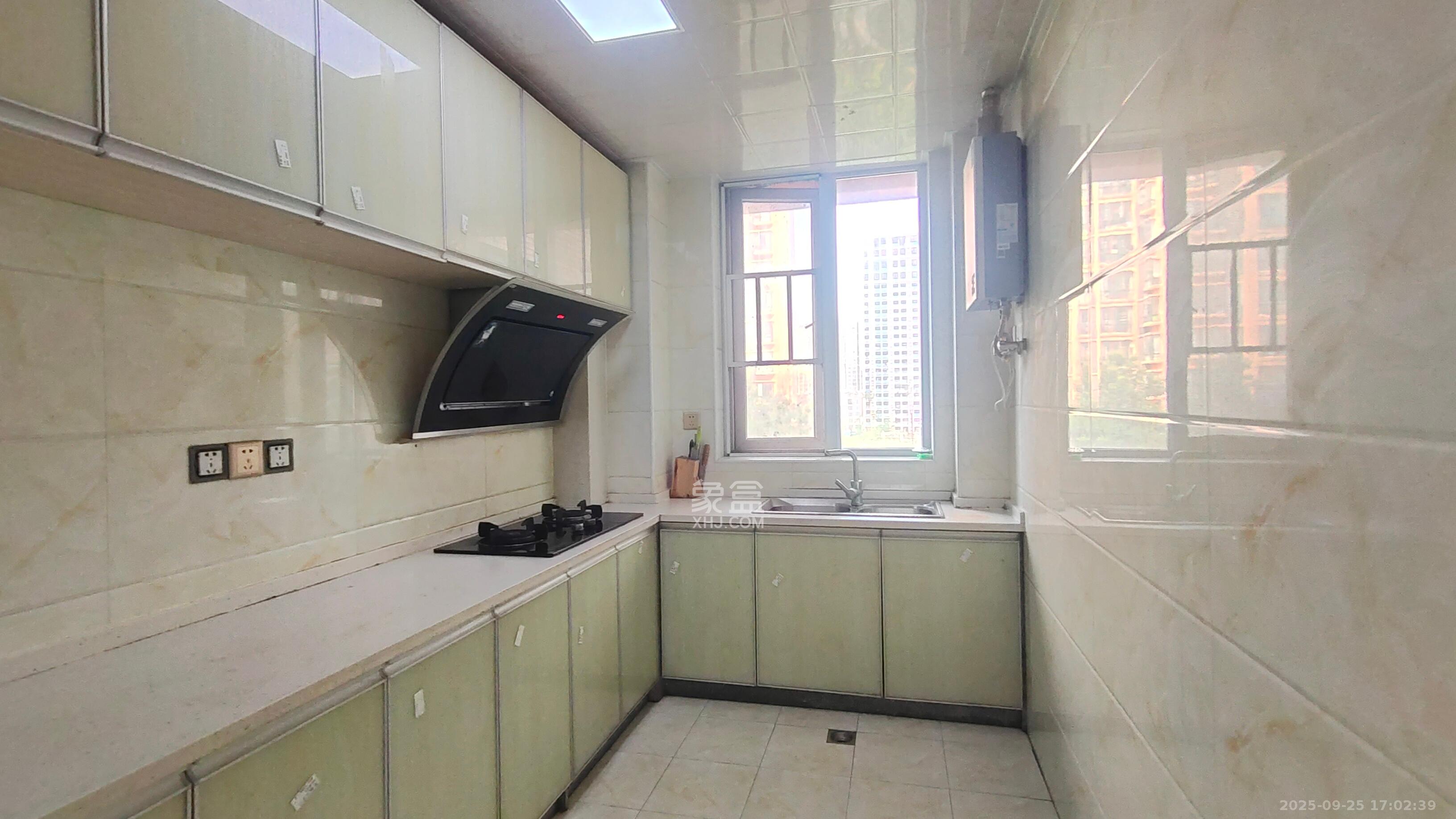 丽发新城 2室2厅1卫 1800.0元/月 丽发新城 2室2厅1卫 1800.0元/月室内图