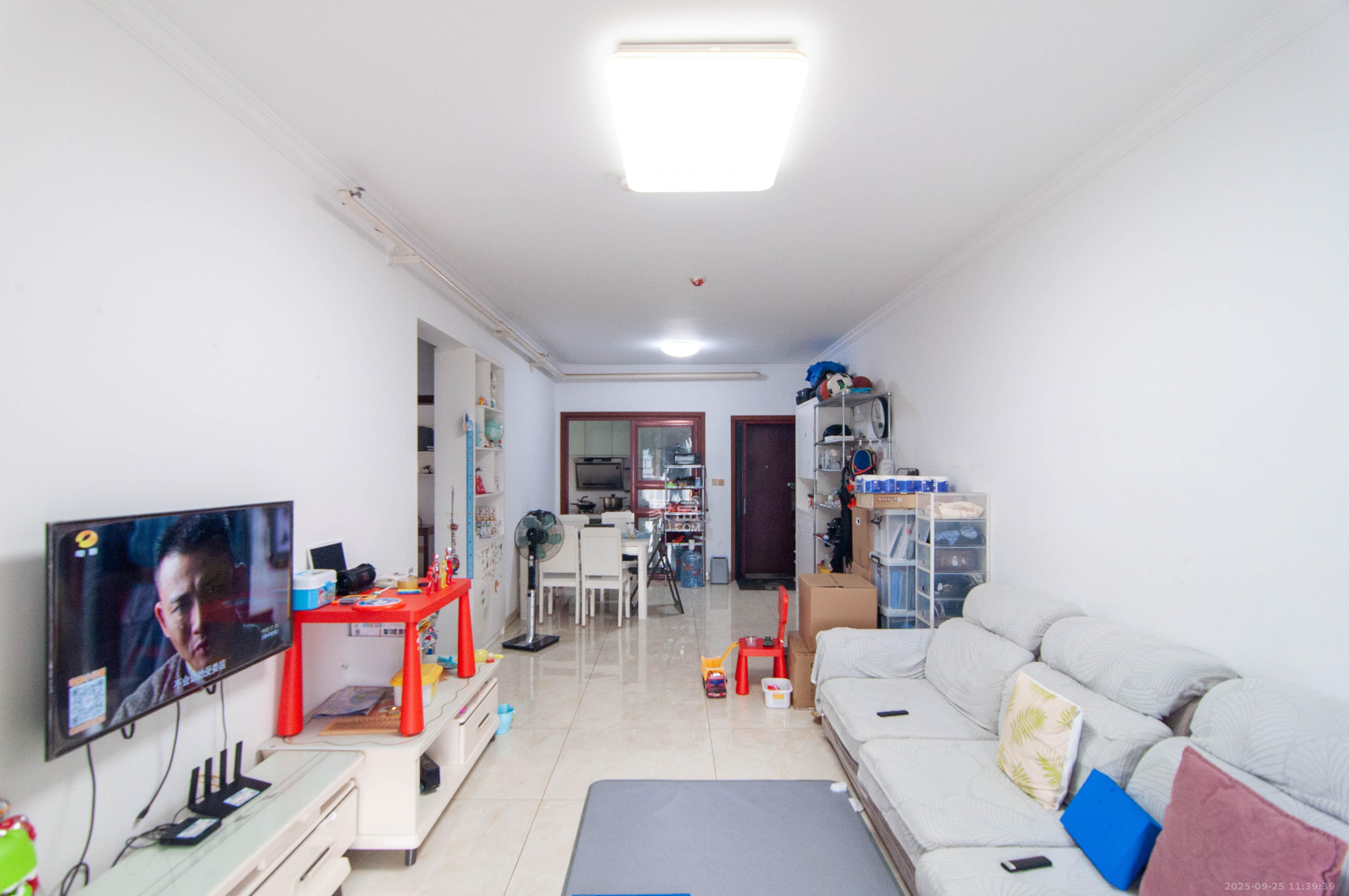 中建梅溪湖中心  3室2厅2卫    128.0万客厅