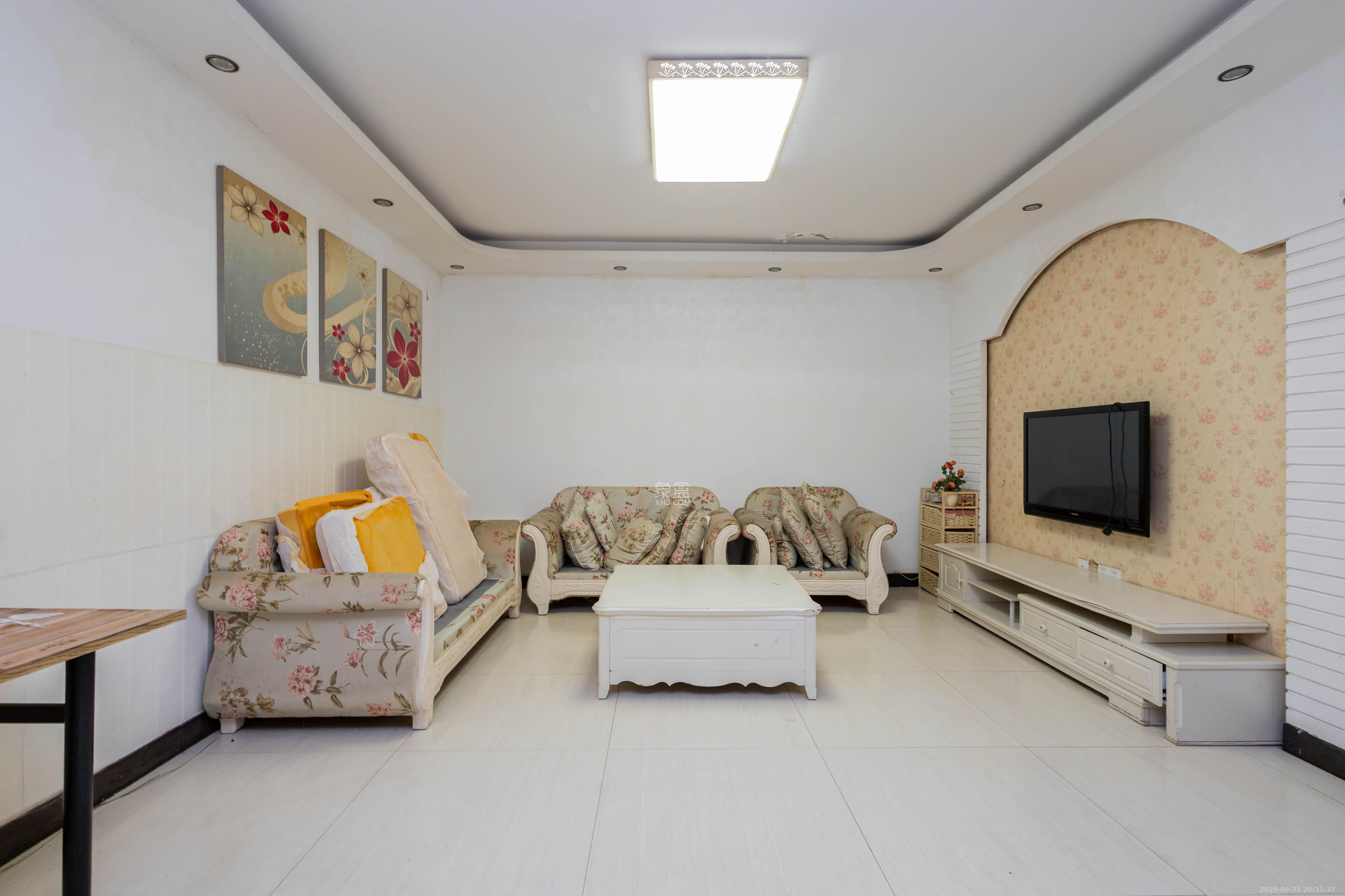 明天一城 2室1厅1卫 39.8万 明天一城 2室1厅1卫 39.8万客厅