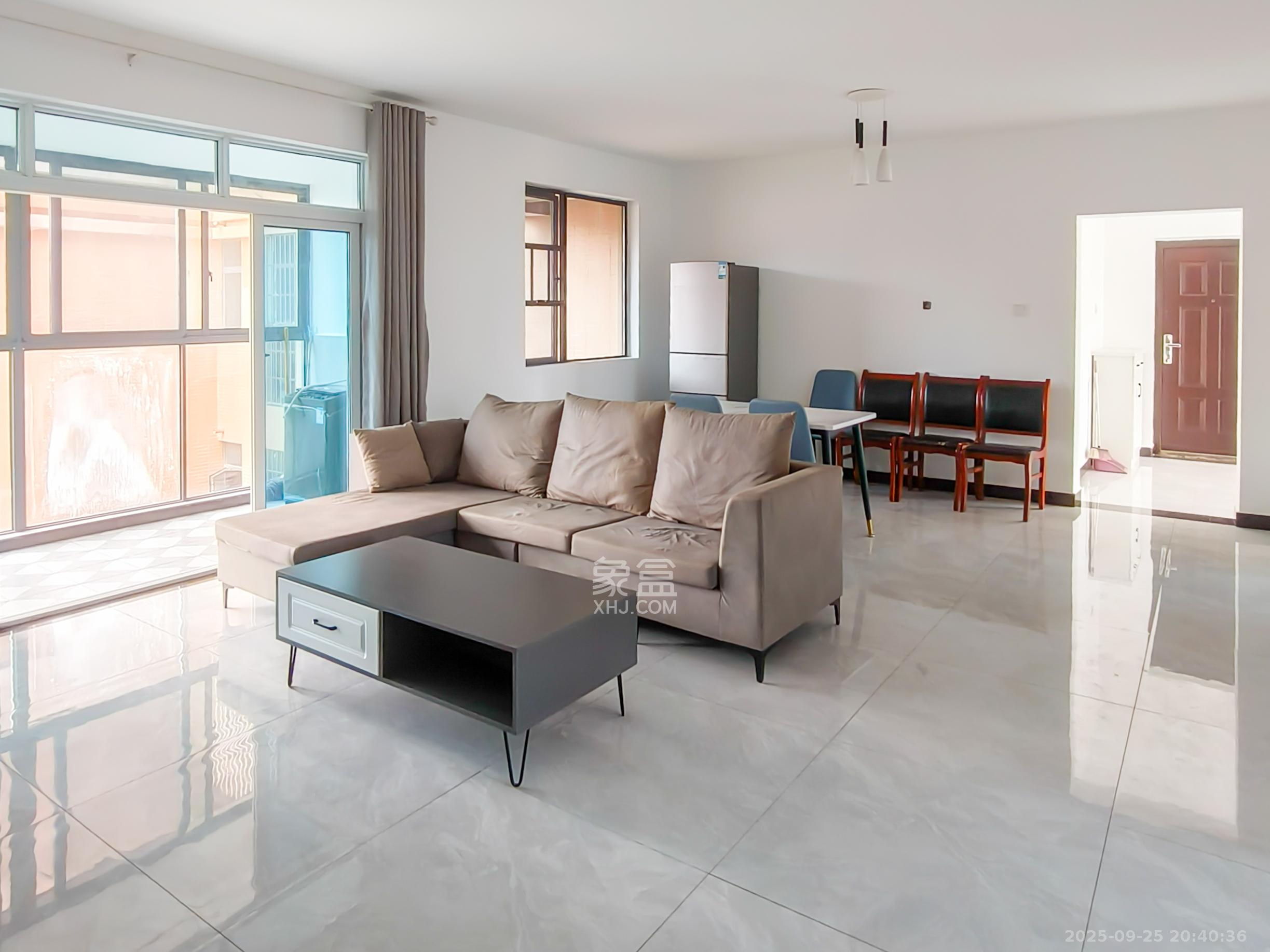 盛地领航城  4室2厅2卫    69.8万客厅