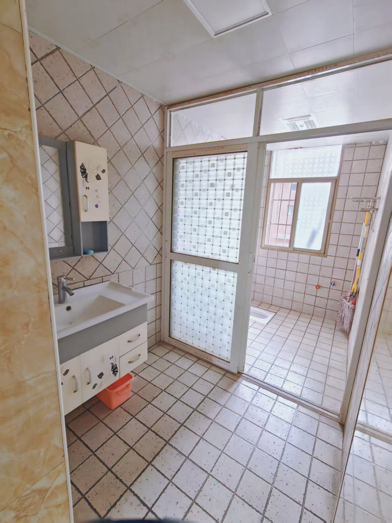 雅士林安置房  3室2厅2卫    1400.0元/月 雅士林安置房  3室2厅2卫    1400.0元/月室内图