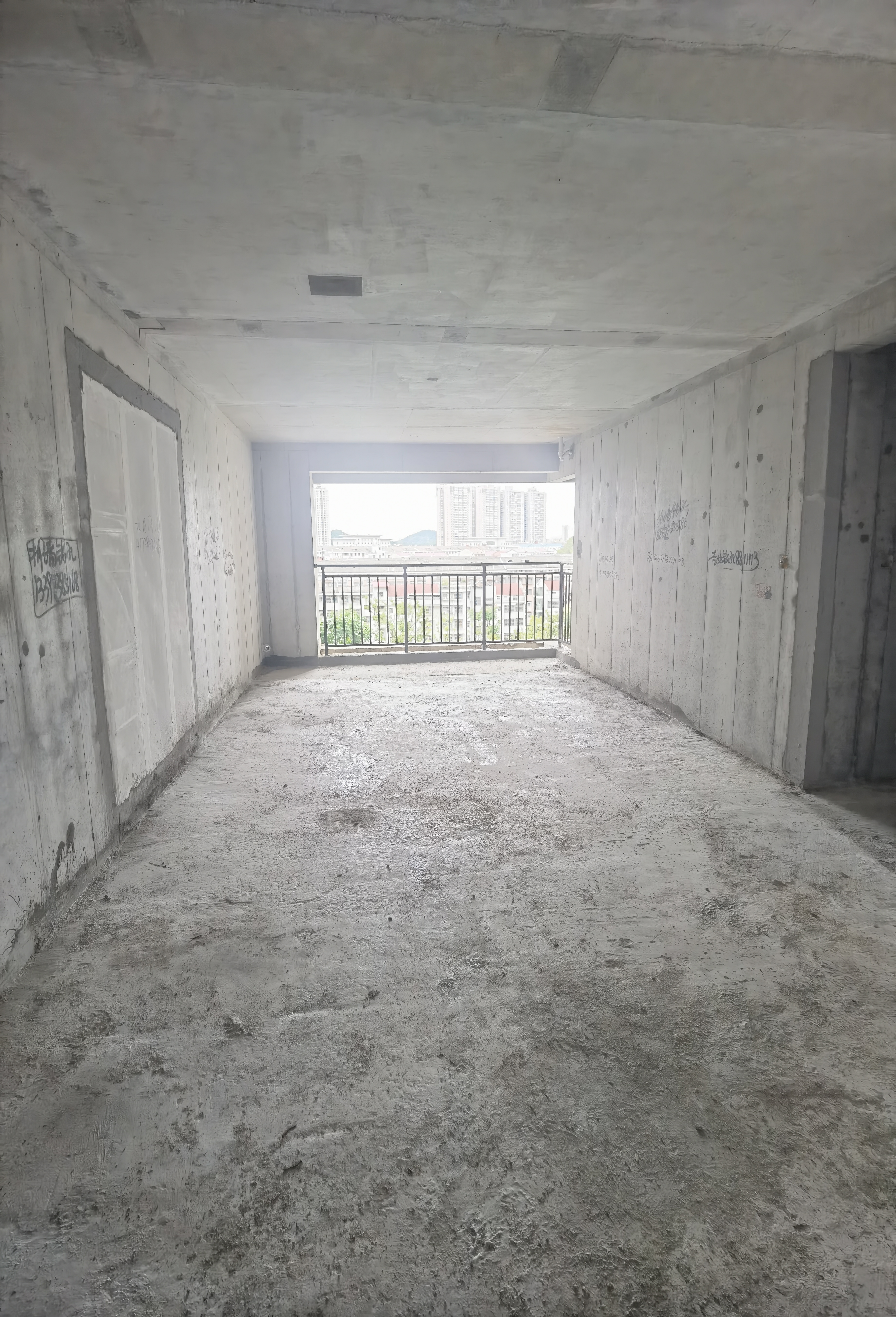 湘中府央玺 4室2厅2卫 88.8万 湘中府央玺 4室2厅2卫 88.8万客厅