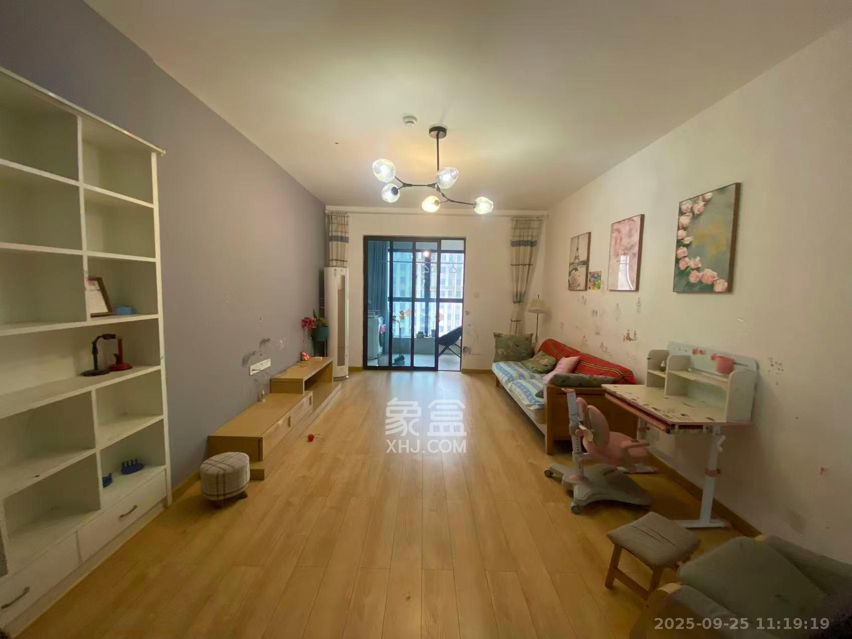 绿地海外滩一期  3室2厅2卫    2700.0元/月