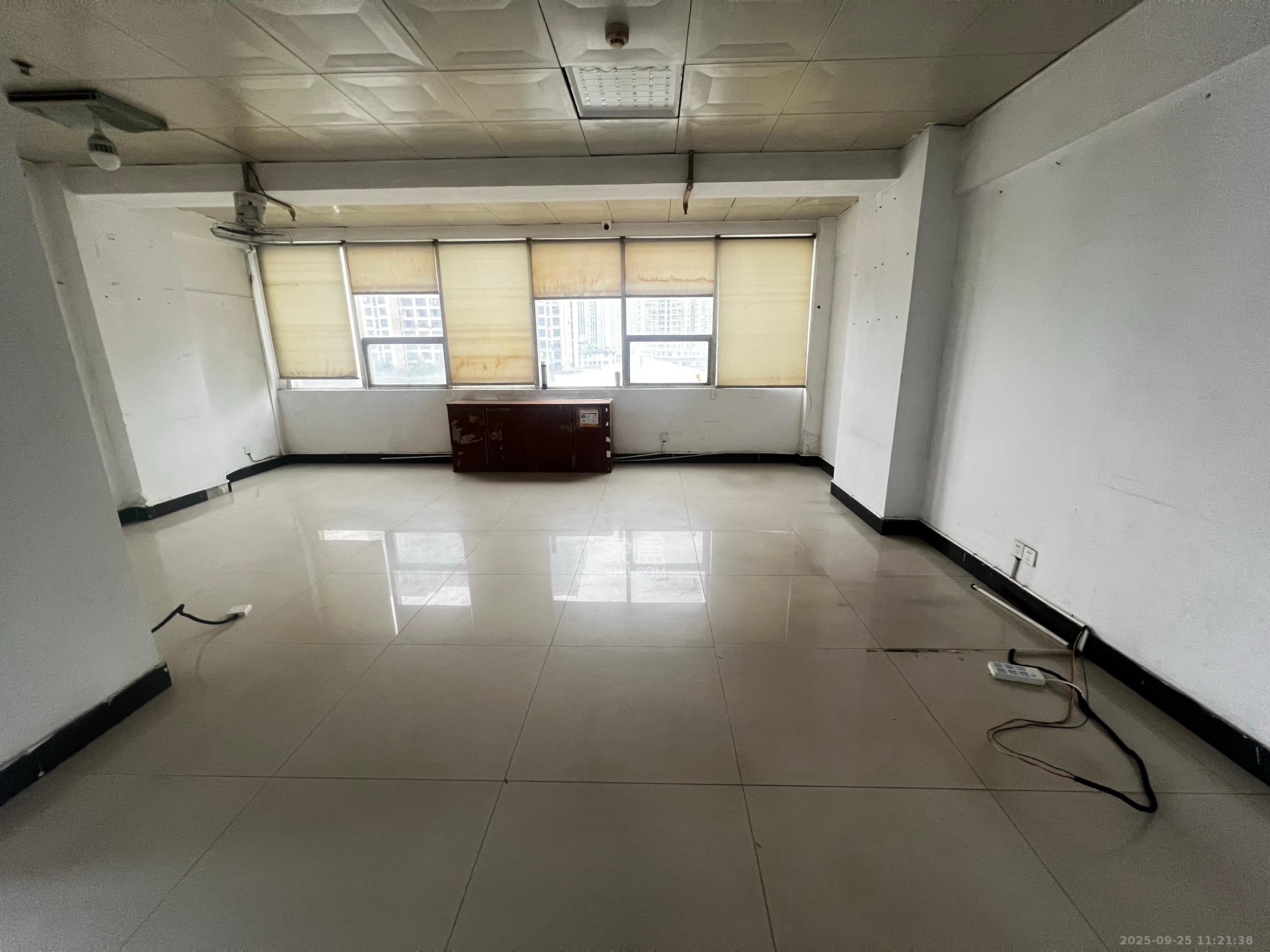 华瑞电子商厦(湖南科佳摄影城) 1室1厅1卫 1700.0元/月 华瑞电子商厦(湖南科佳摄影城) 1室1厅1卫 1700.0元/月室内图