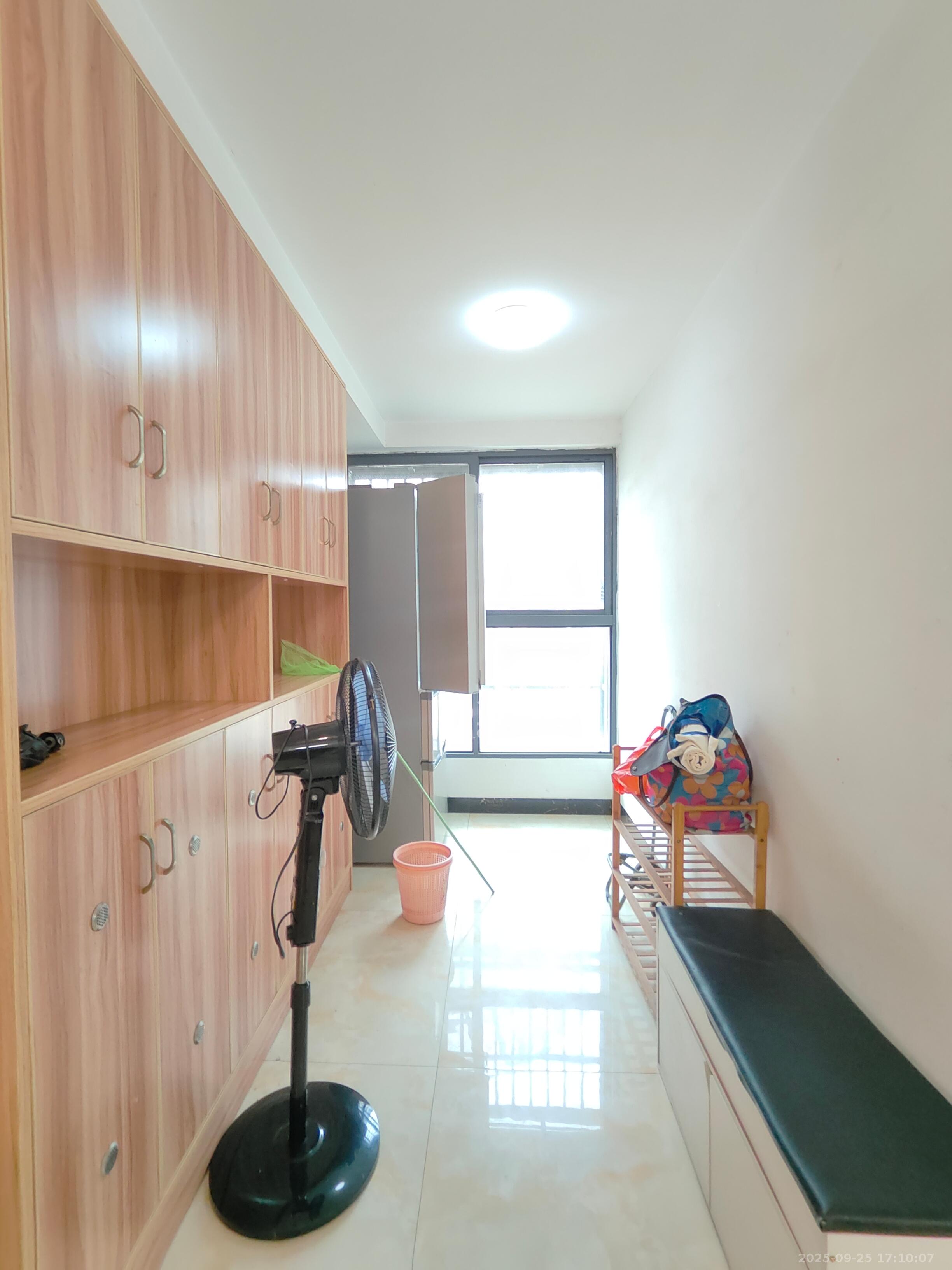 勤诚达新界 3室2厅2卫 2500.0元/月 勤诚达新界 3室2厅2卫 2500.0元/月室内图