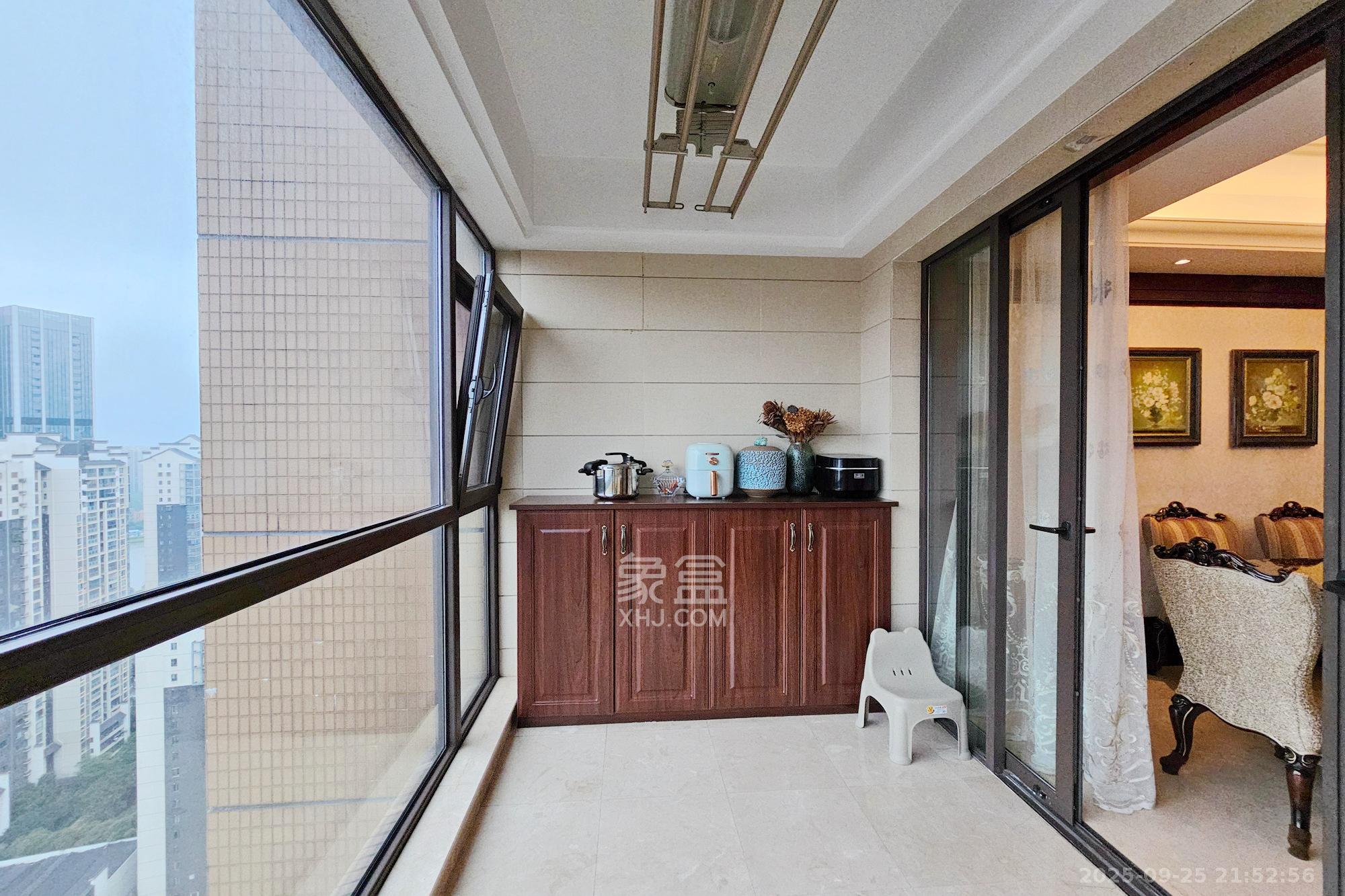 运达中央广场一、二期 3室2厅3卫 320.0万 运达中央广场一、二期 3室2厅3卫 320.0万阳台