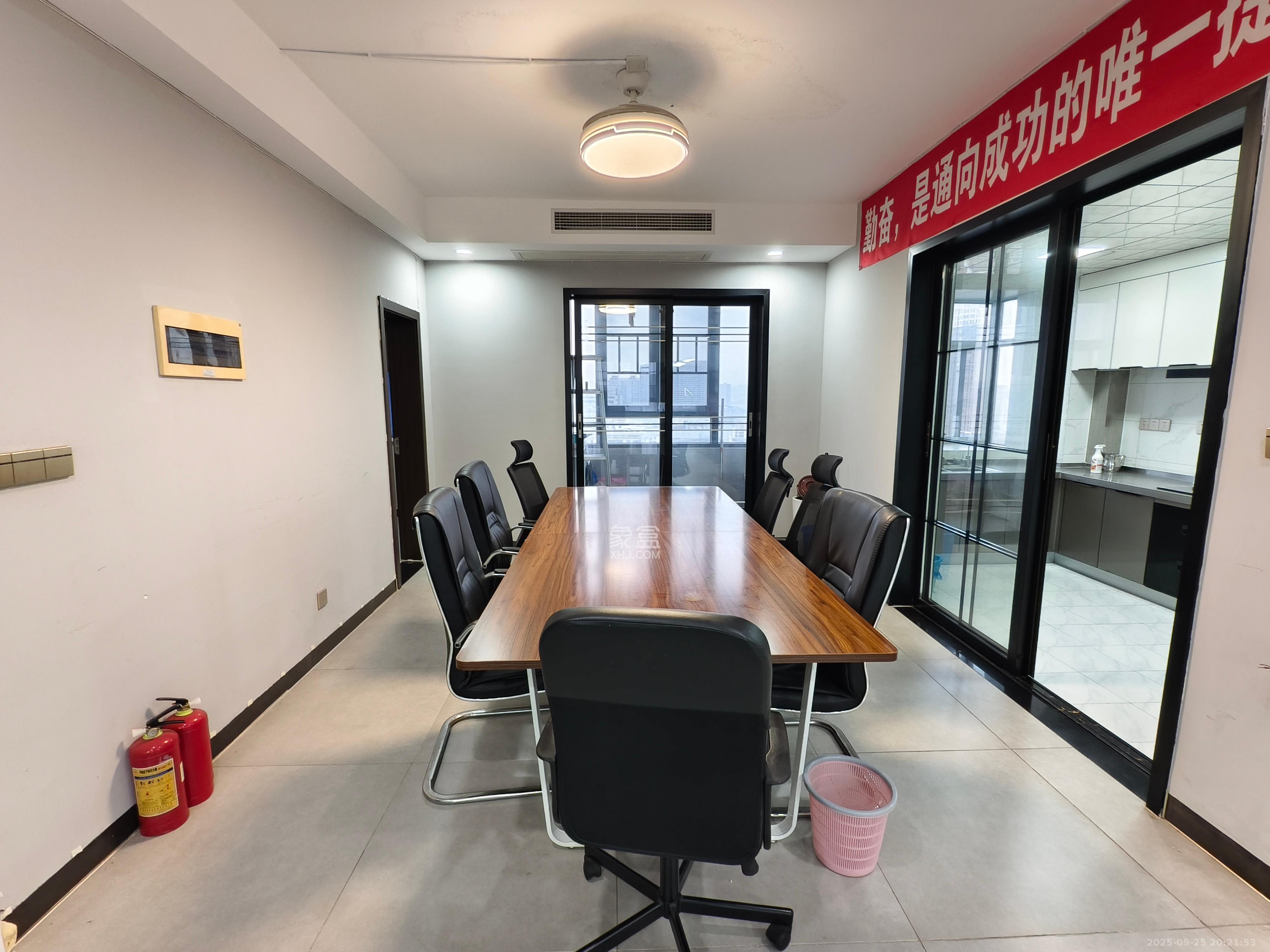 湘林家园(湘林小区电梯房) 4室2厅2卫 4800.0元/月 湘林家园(湘林小区电梯房) 4室2厅2卫 4800.0元/月室内图