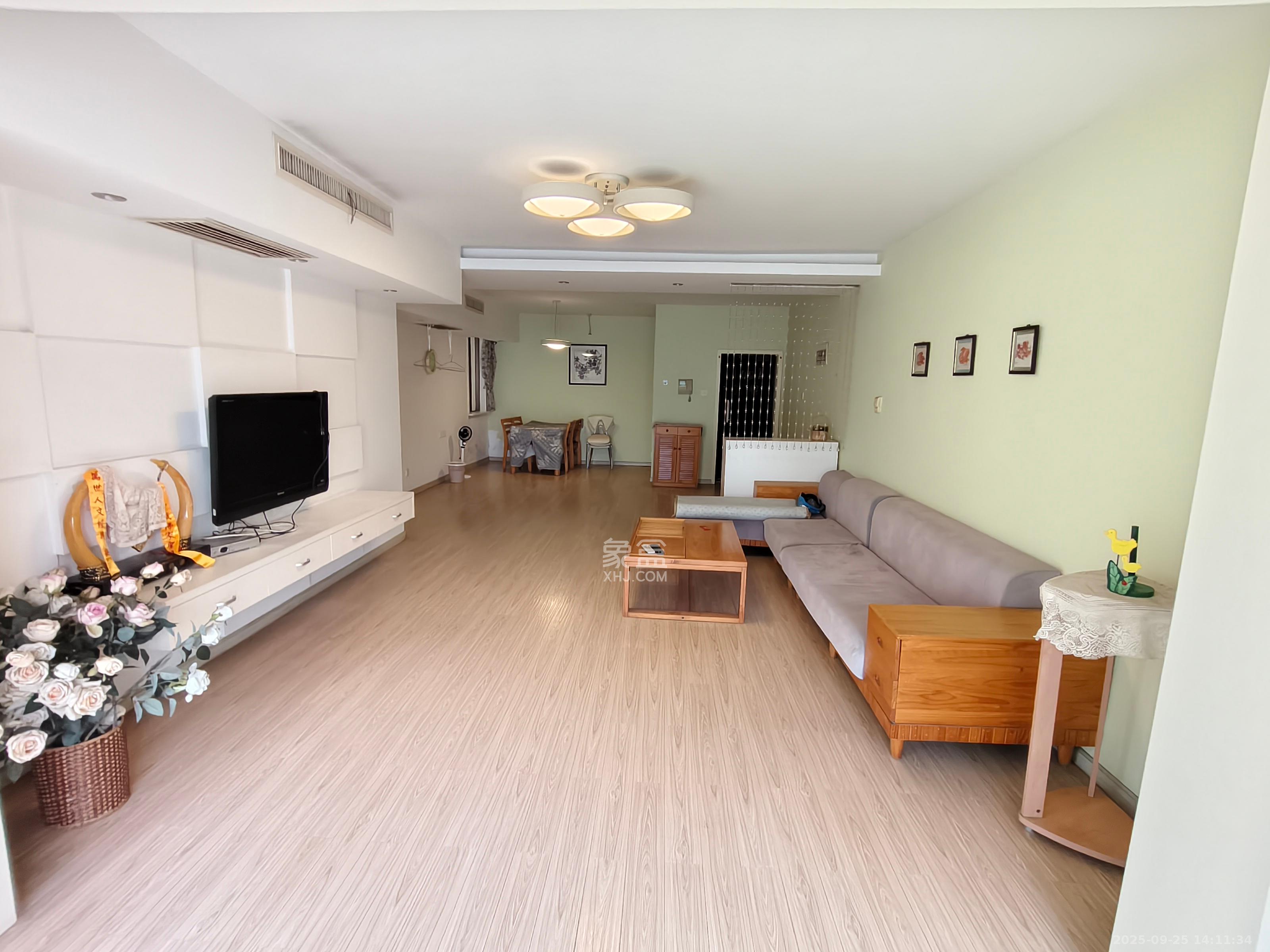 金色比华利  3室2厅2卫    2300.0元/月室内图