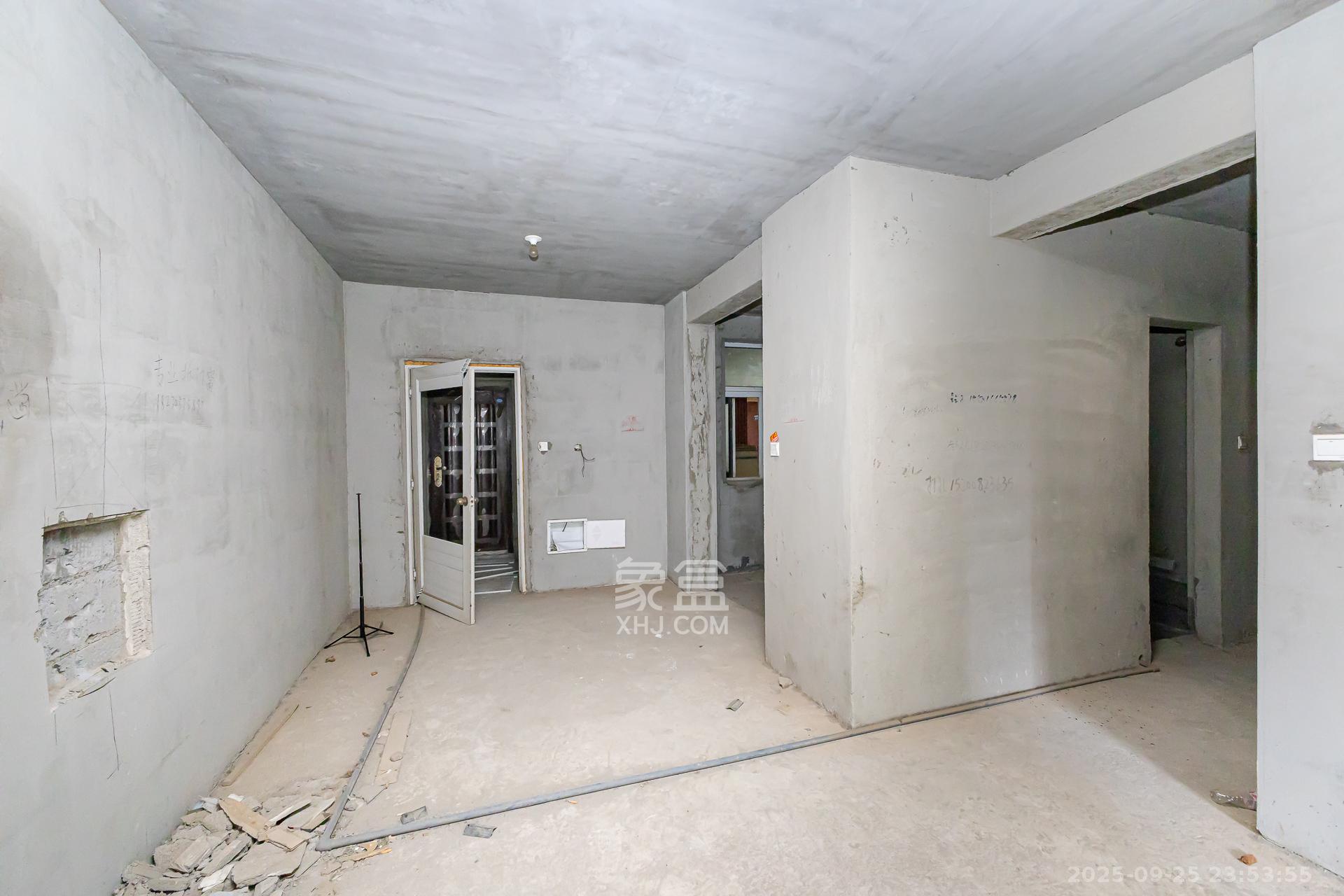 嘉宇银杉（嘉宇西苑）  3室2厅2卫    75.0万客厅