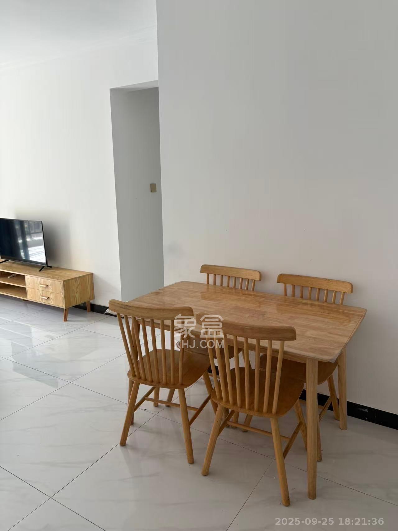 天元涉外桃园  3室2厅2卫    2350.0元/月室内图