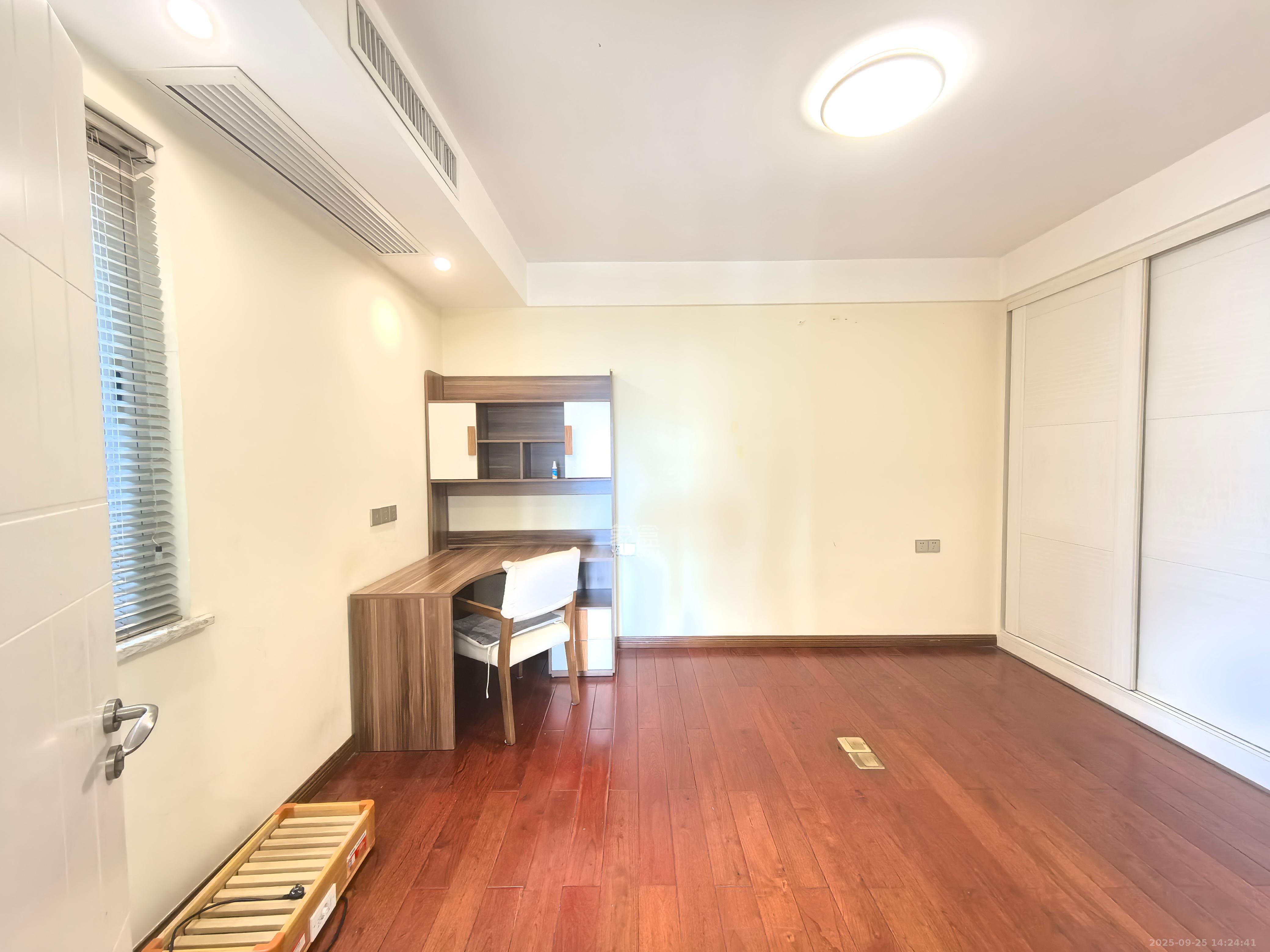 湖韵佳苑 3室2厅1卫 3500.0元/月 湖韵佳苑 3室2厅1卫 3500.0元/月室内图