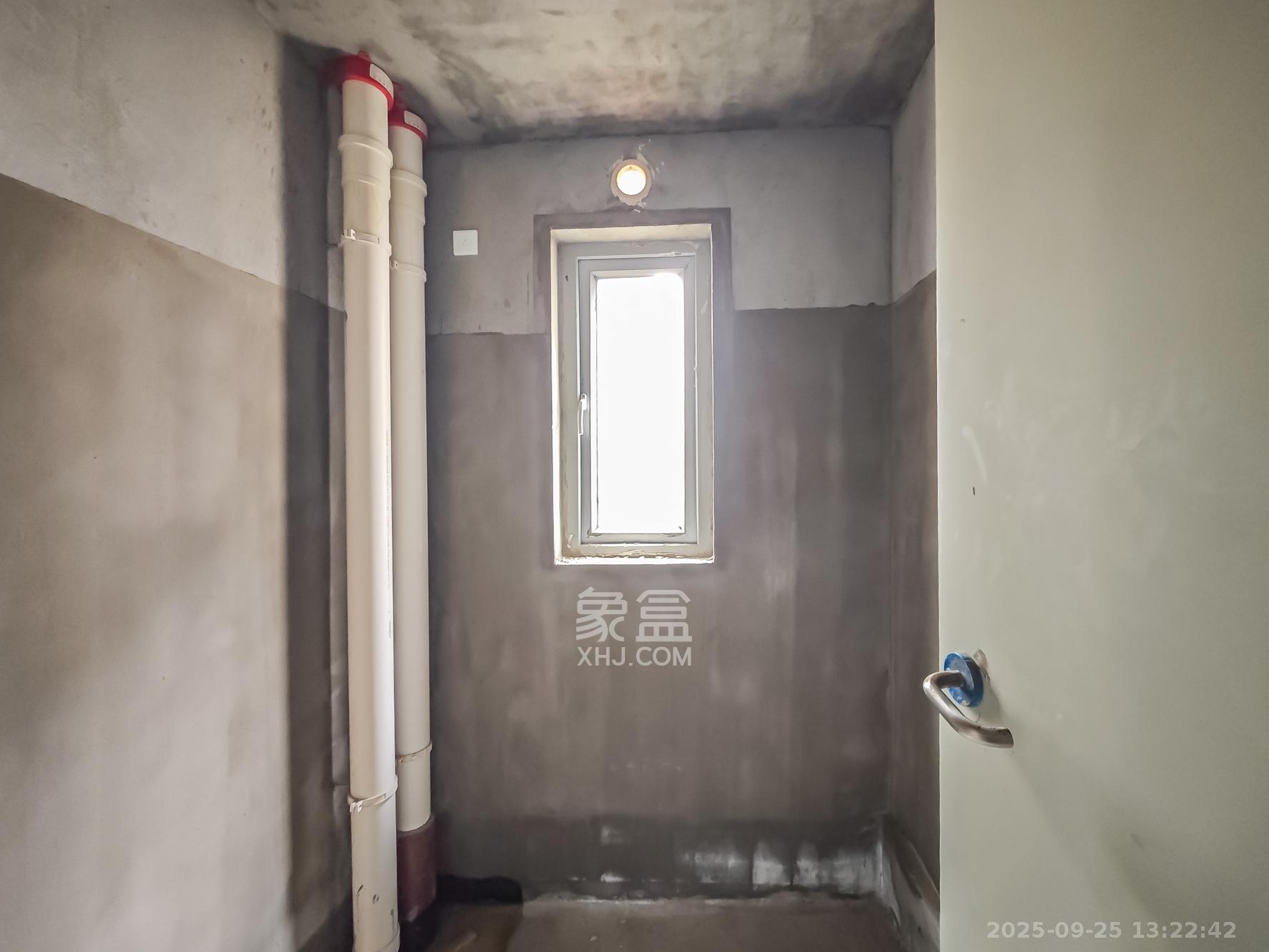 钱隆世家  4室2厅2卫    125.0万卫生间