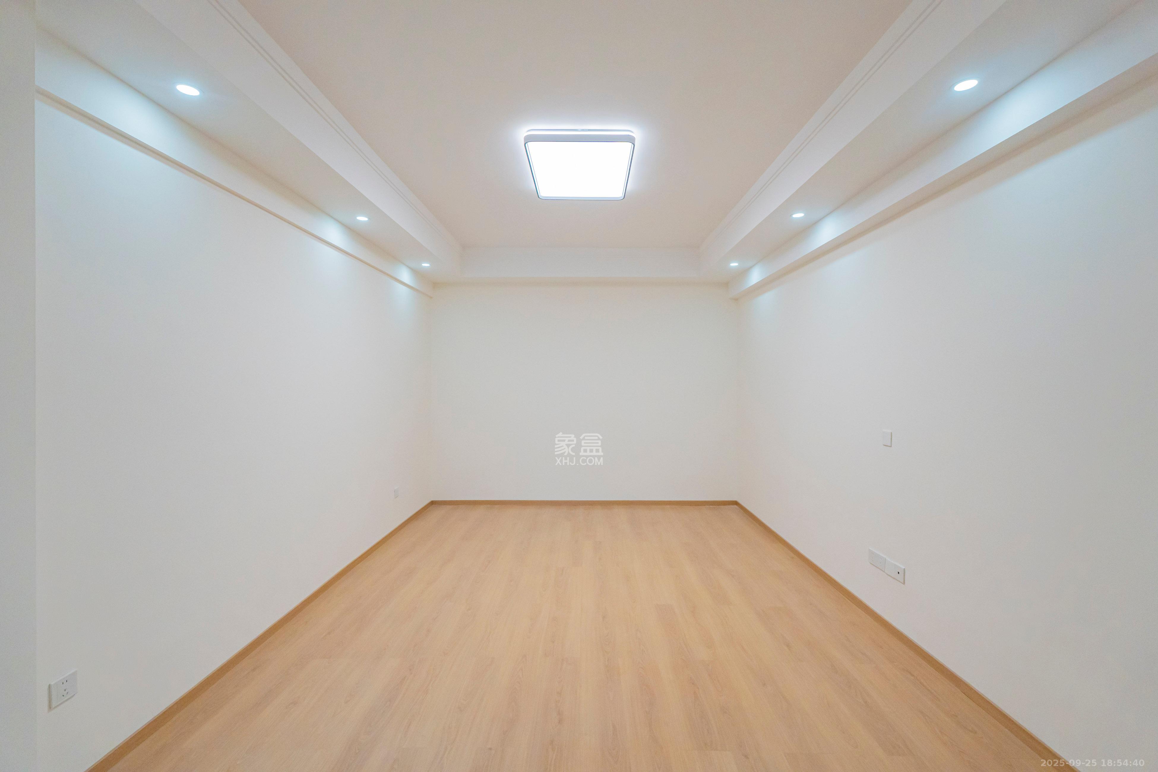 建鸿达现代城  2室2厅1卫    82.0万卧室