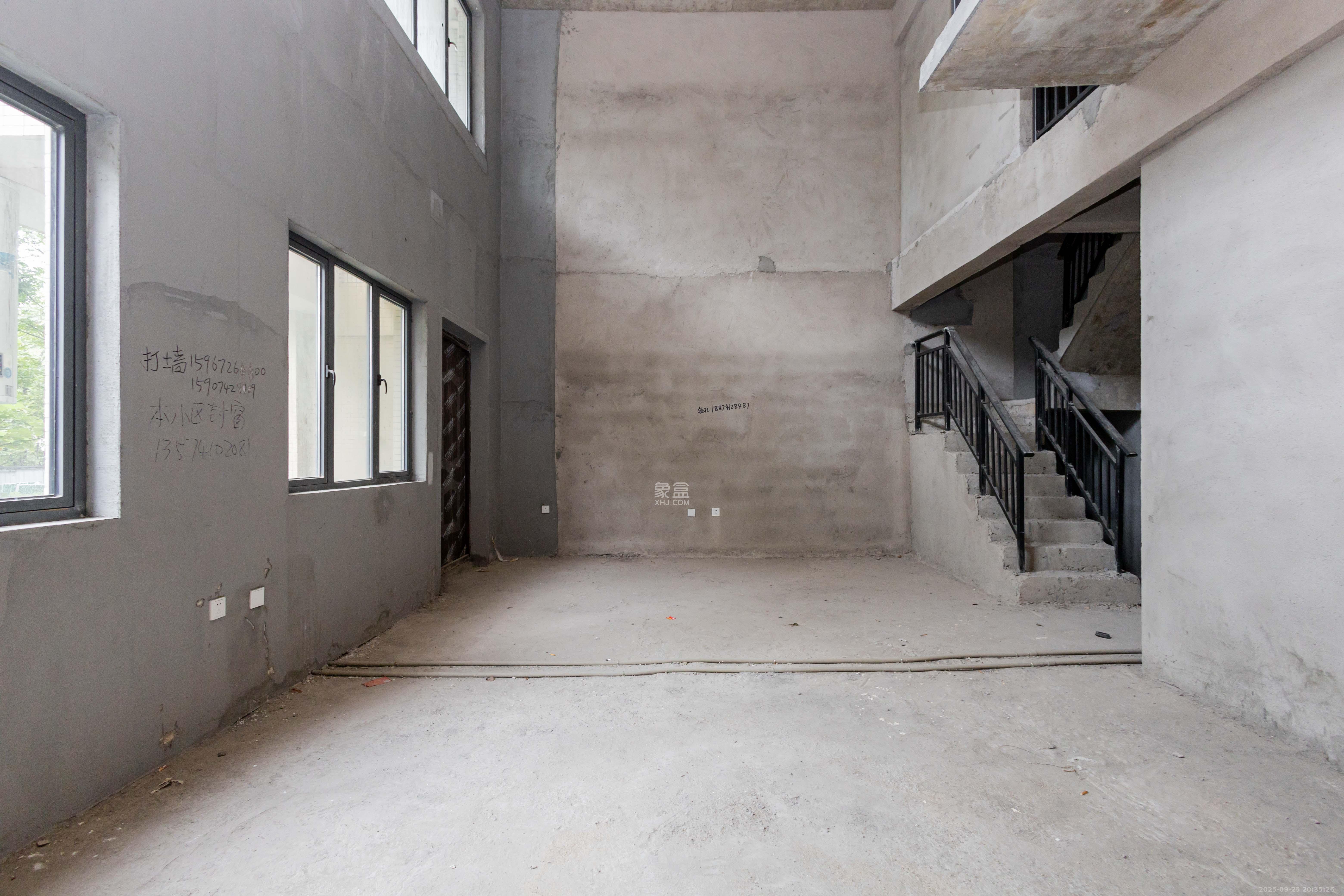 敏捷珑玥府  4室2厅2卫    142.0万客厅