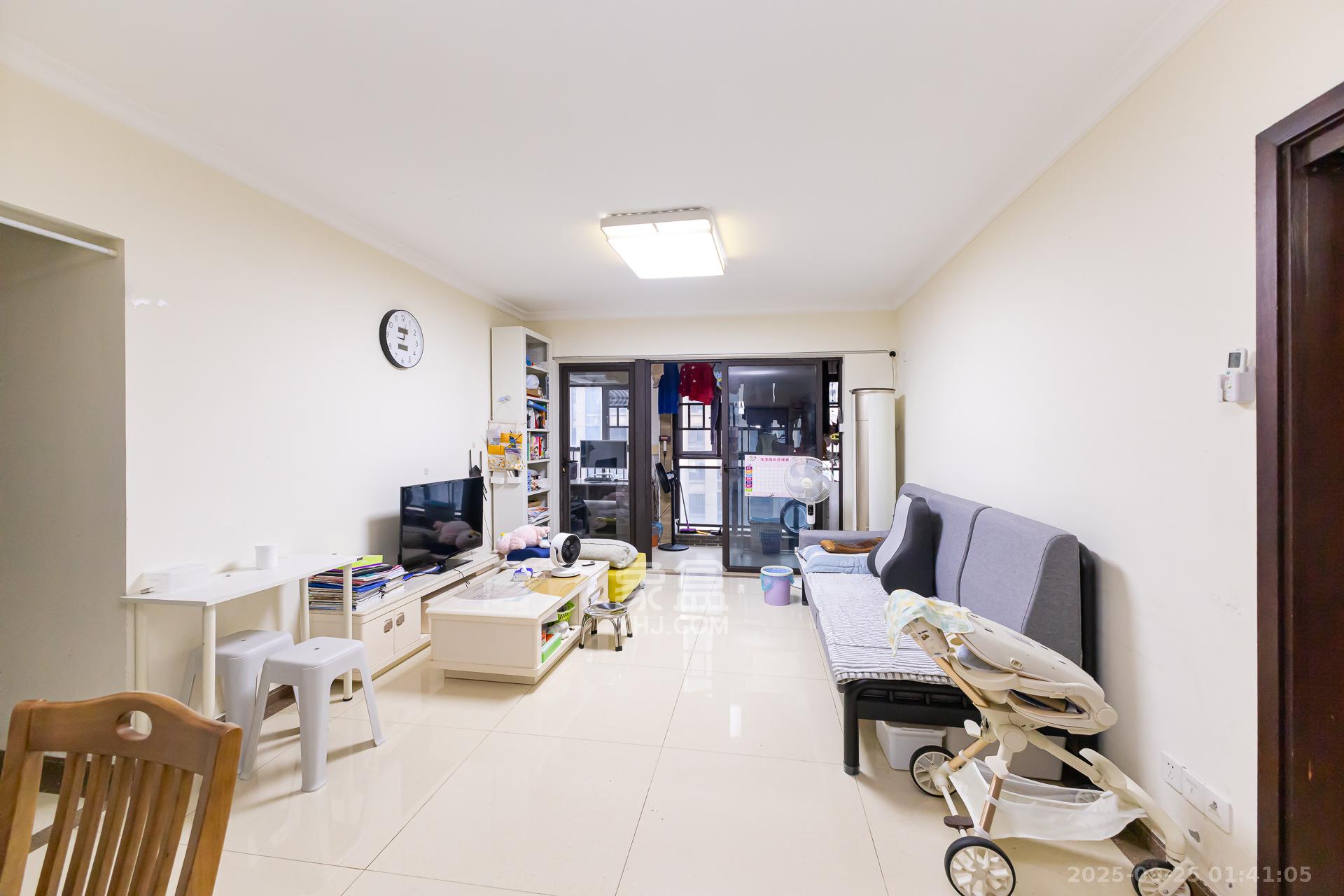 时代倾城一期 3室2厅2卫 84.0万 时代倾城一期 3室2厅2卫 84.0万客厅