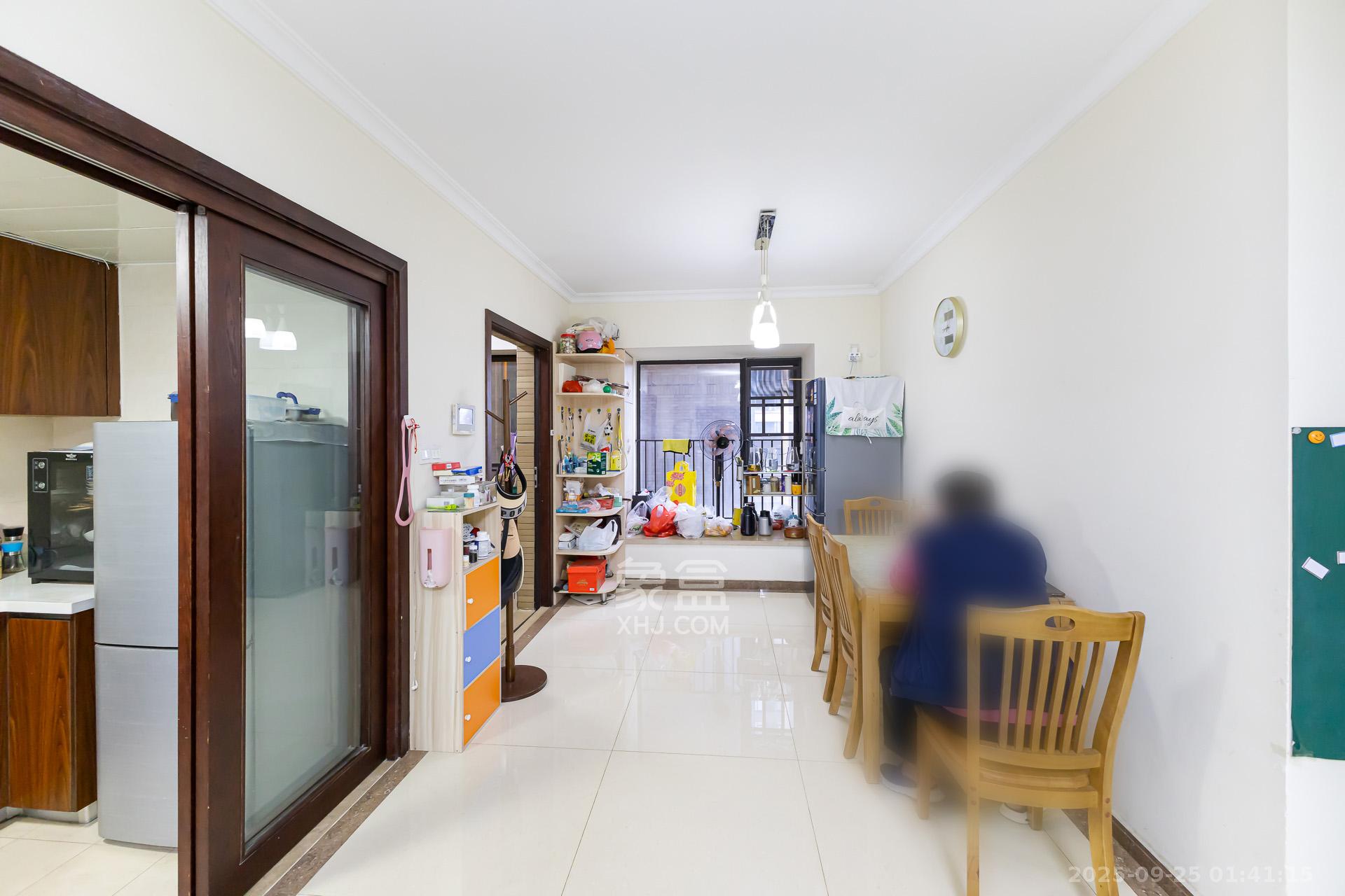 时代倾城一期 3室2厅2卫 84.0万 时代倾城一期 3室2厅2卫 84.0万客厅