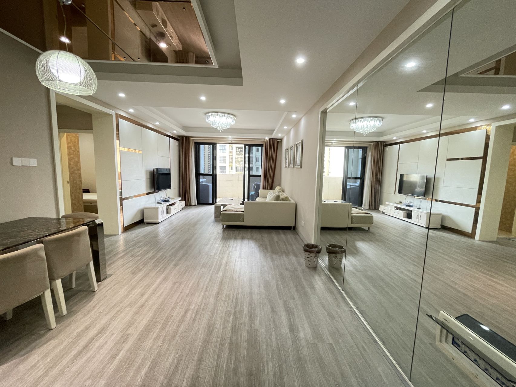 翡翠水城(住宅) 2室2厅1卫 122.0万 翡翠水城(住宅) 2室2厅1卫 122.0万客厅