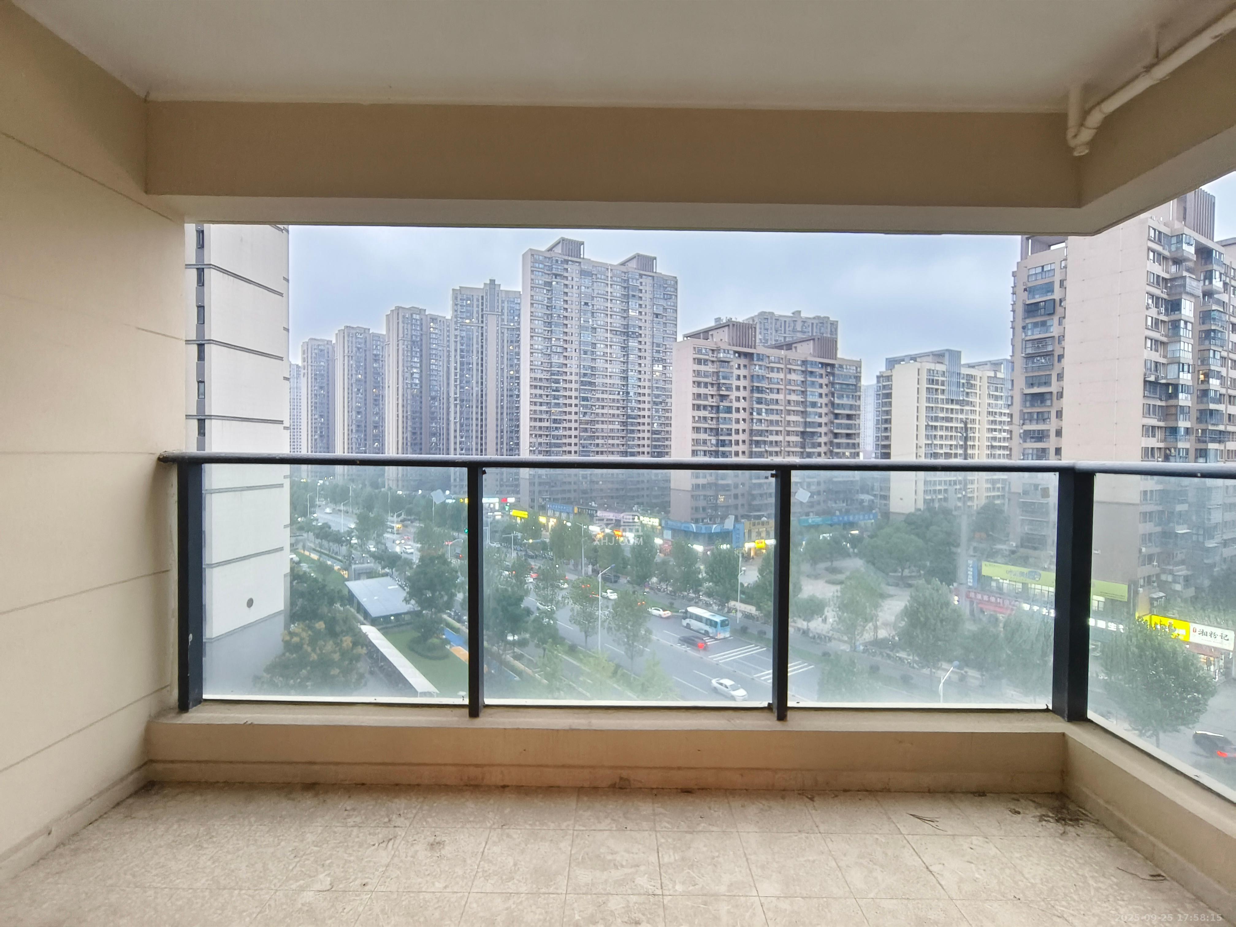 万润滨江天著 3室2厅2卫 2200.0元/月 万润滨江天著 3室2厅2卫 2200.0元/月室内图