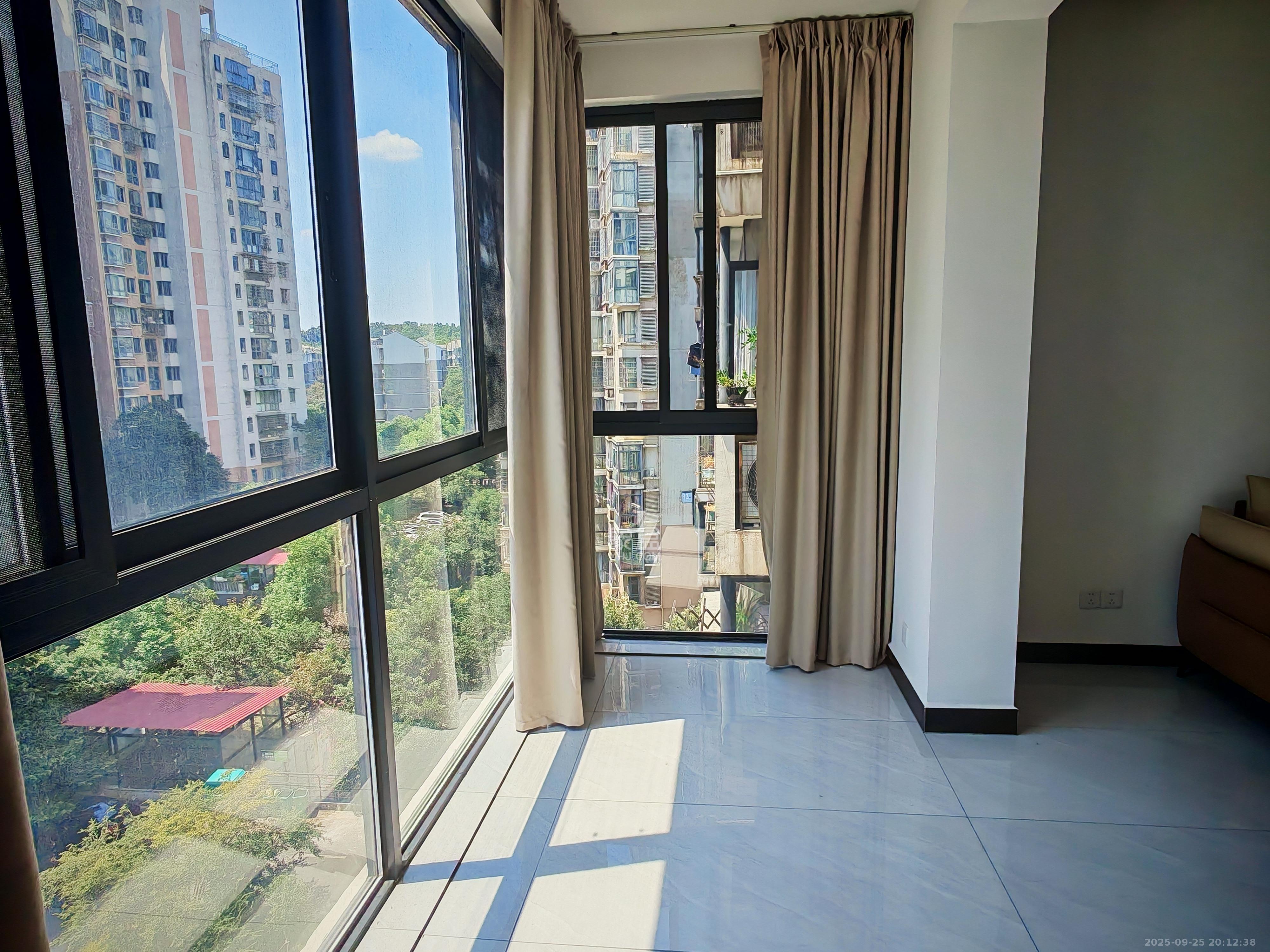 山语城一期  3室2厅2卫    2800.0元/月室内图