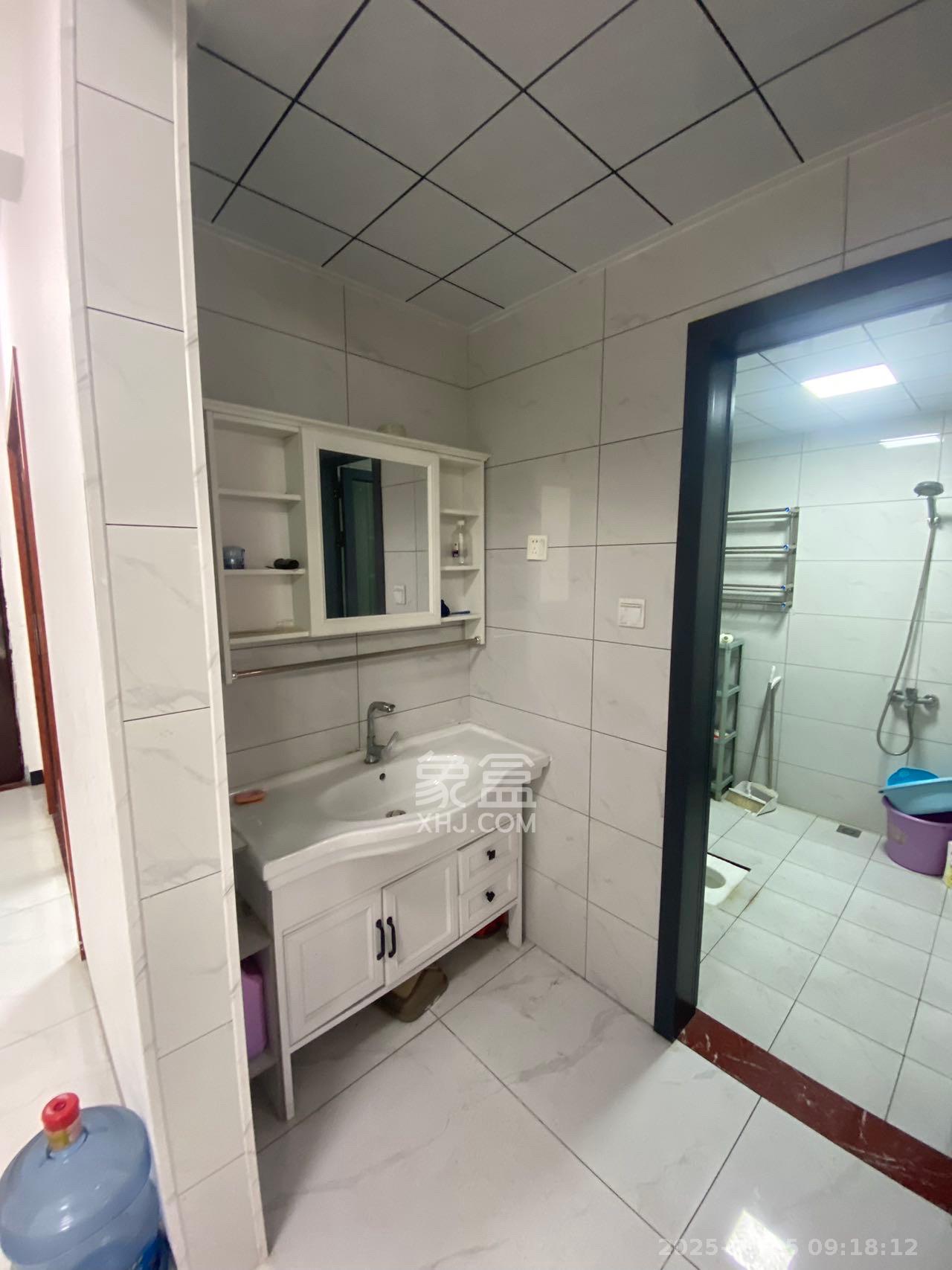 荣盛花语城 2室2厅1卫 1700.0元/月 荣盛花语城 2室2厅1卫 1700.0元/月室内图