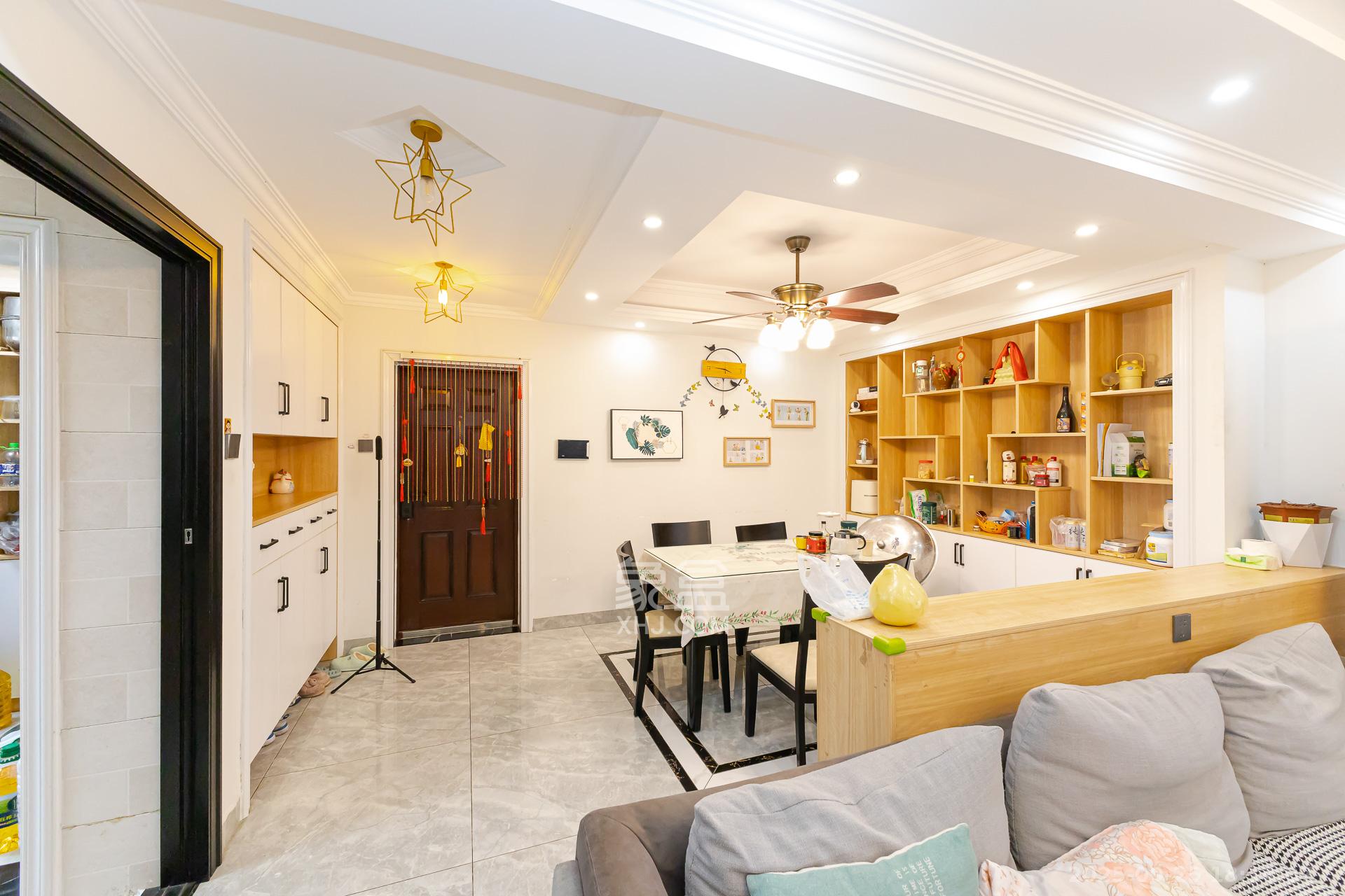 勤诚达新界 4室3厅2卫 91.8万 勤诚达新界 4室3厅2卫 91.8万客厅