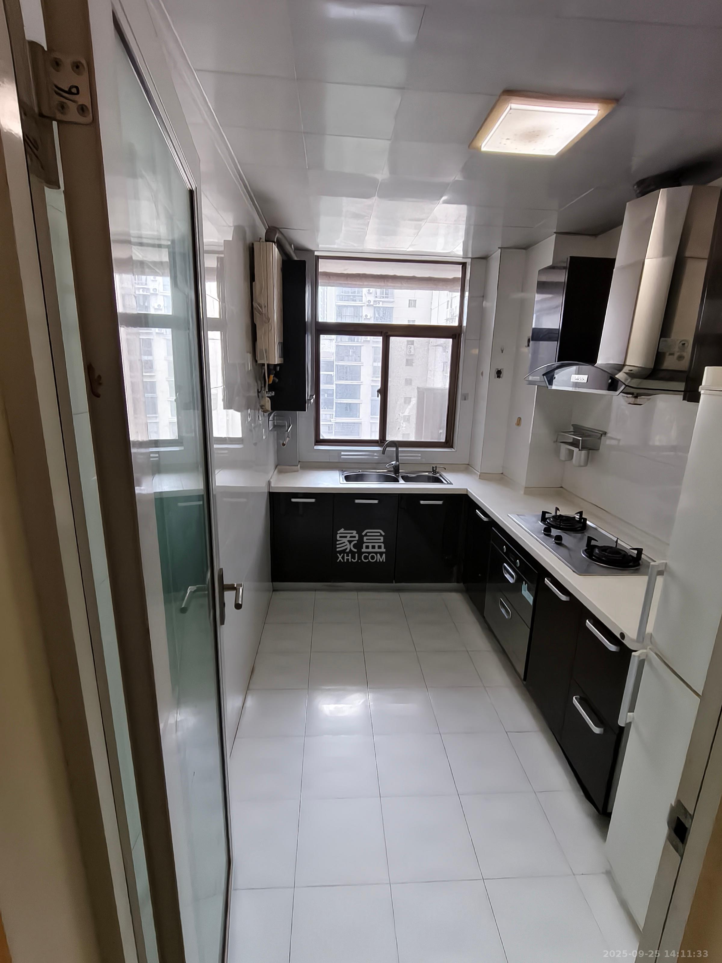 金色比华利 3室2厅2卫 2300.0元/月 金色比华利 3室2厅2卫 2300.0元/月室内图