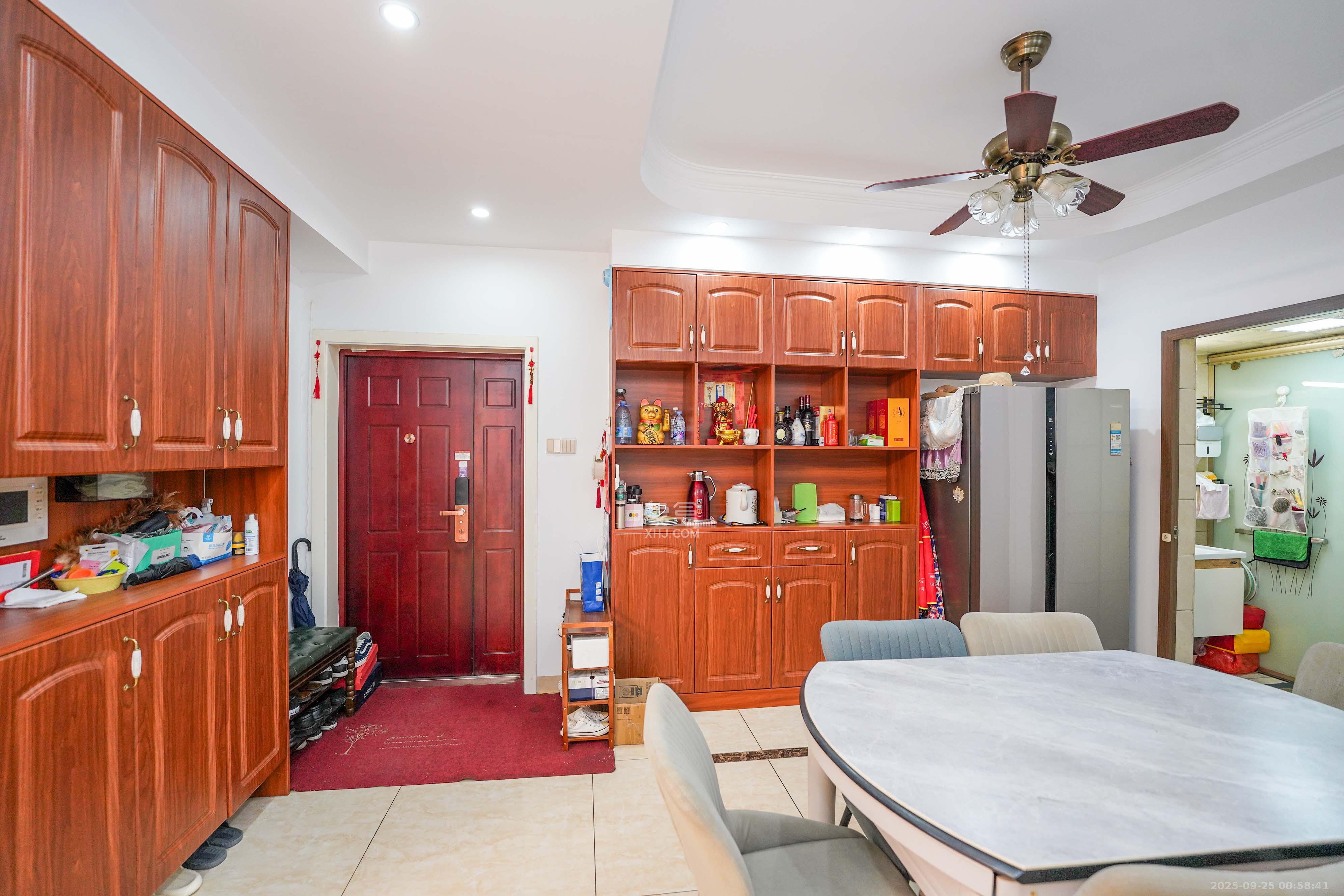 和美星城 1室2厅2卫 98.0万 和美星城 1室2厅2卫 98.0万客厅