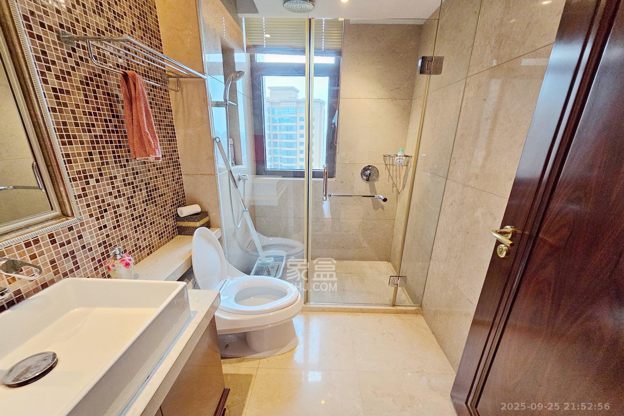 运达中央广场一、二期 3室2厅3卫 320.0万 运达中央广场一、二期 3室2厅3卫 320.0万卫生间