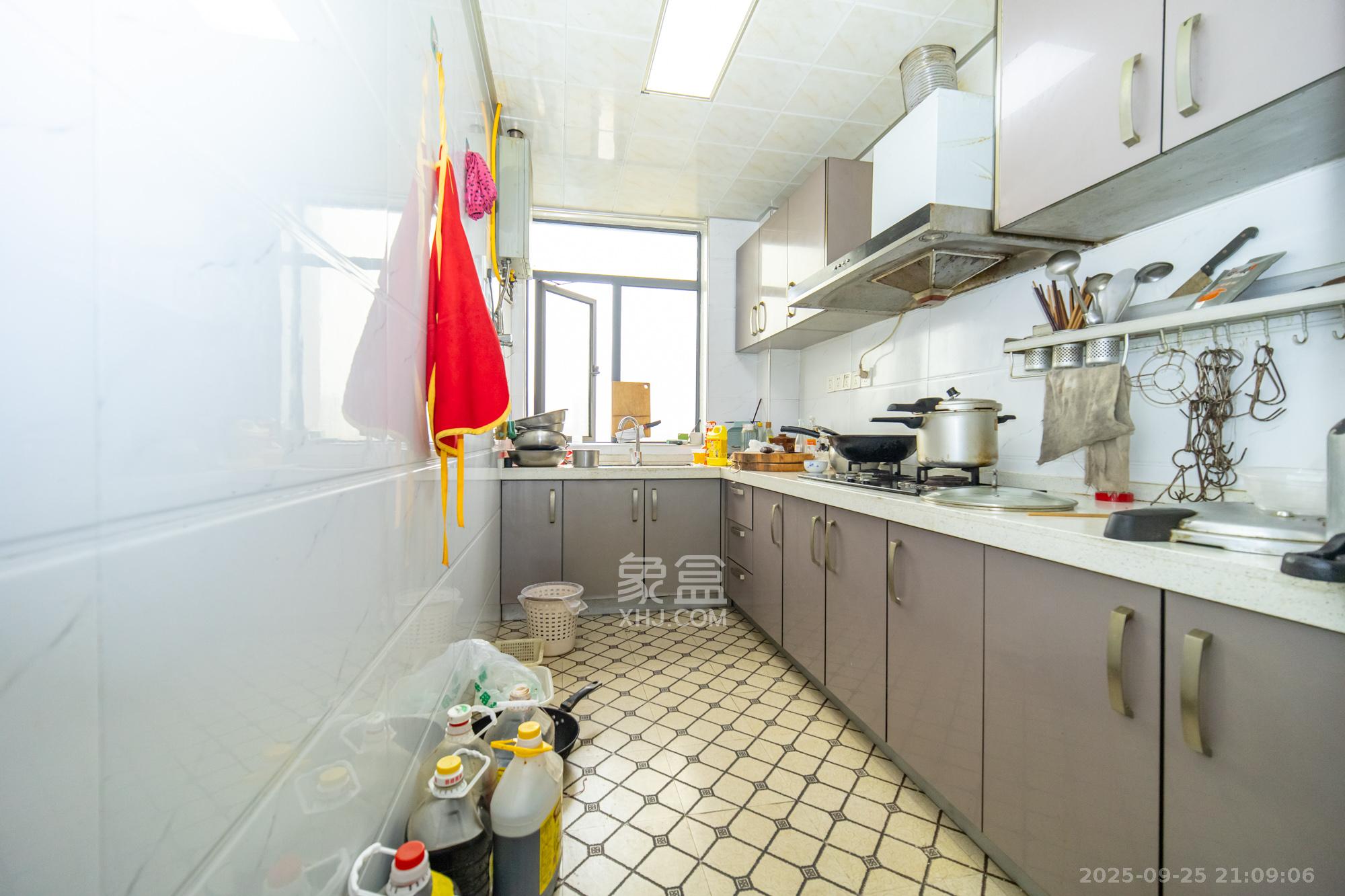 悦湖山  3室1厅1卫    64.0万厨房