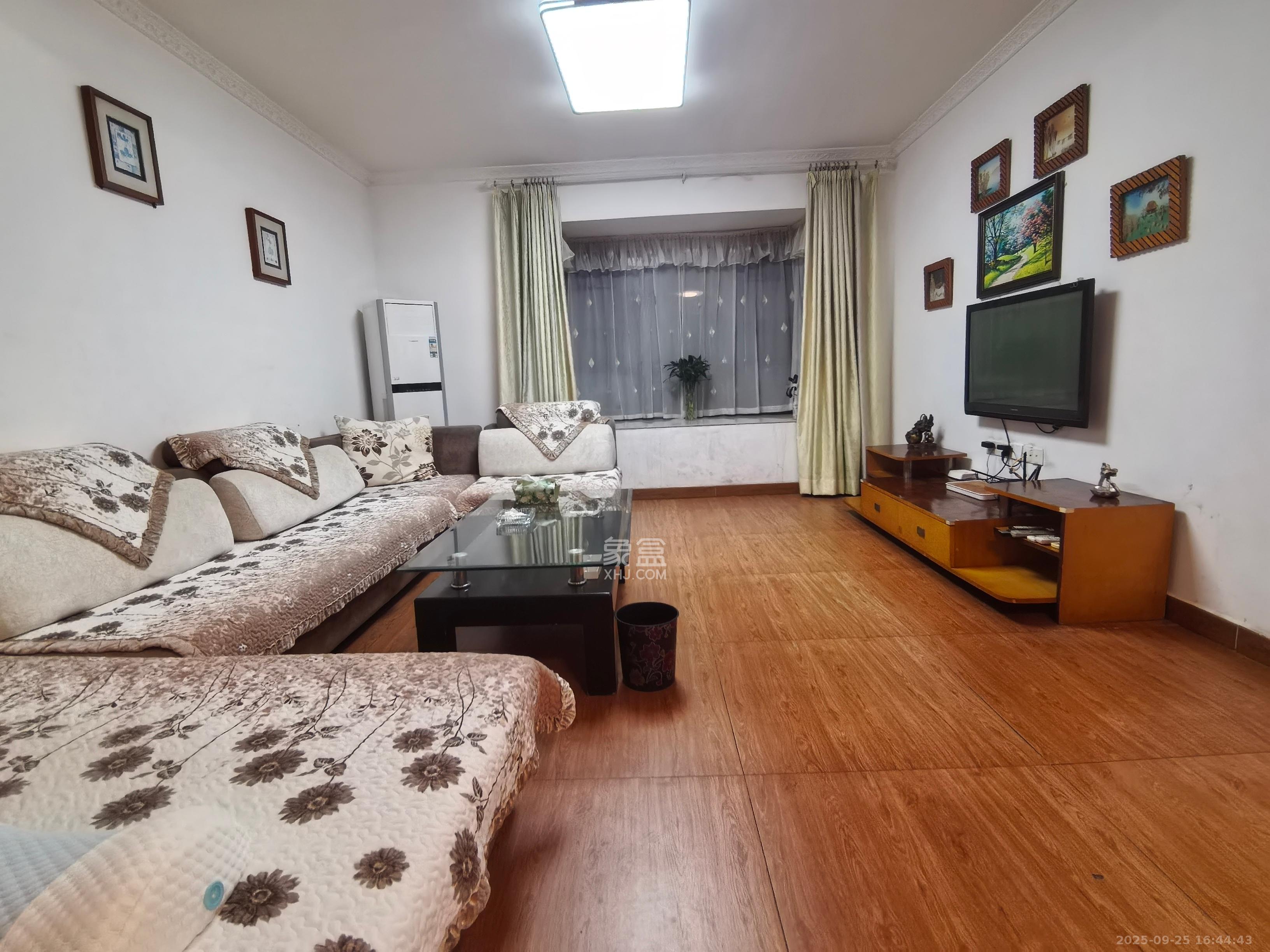 茶山馨苑 3室2厅2卫 2700.0元/月 茶山馨苑 3室2厅2卫 2700.0元/月室内图