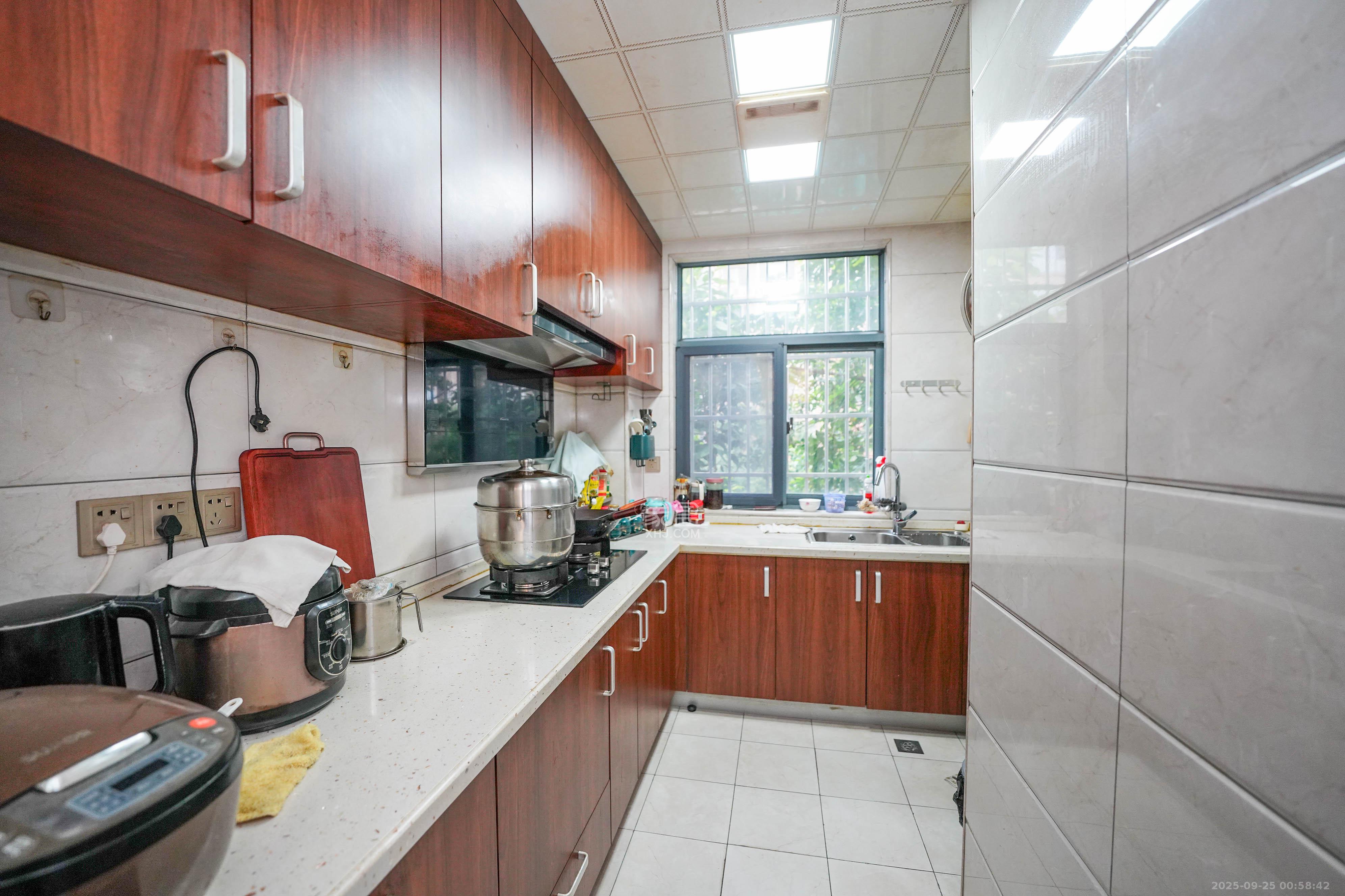 和美星城 1室2厅2卫 98.0万 和美星城 1室2厅2卫 98.0万厨房