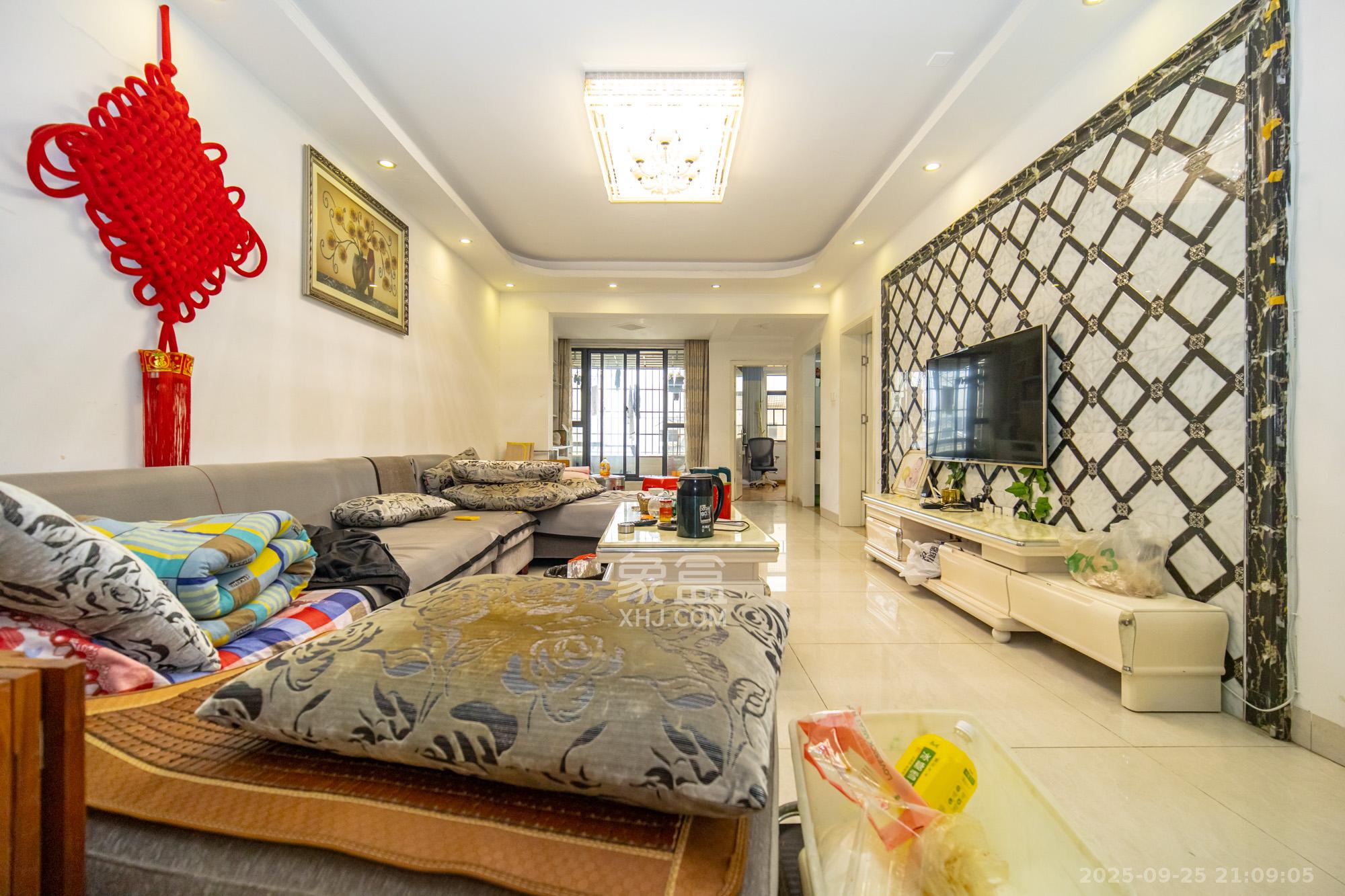 悦湖山  3室1厅1卫    64.0万客厅