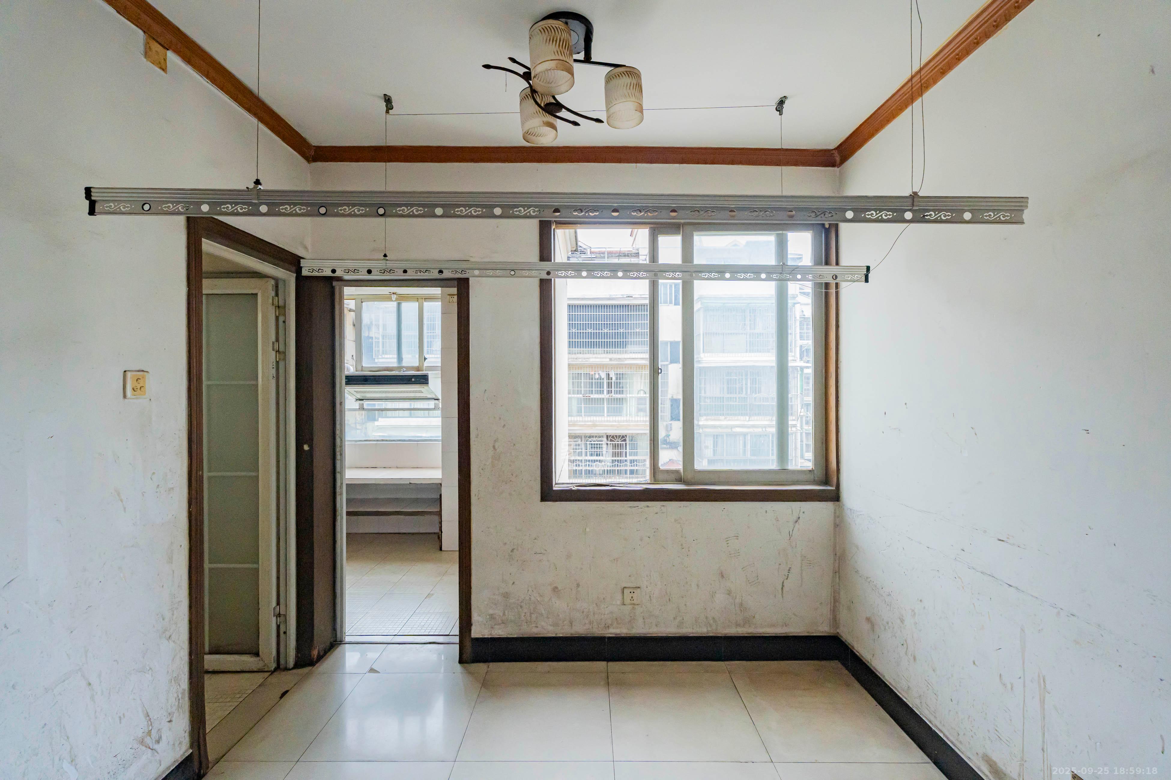 金帆小区 2室2厅1卫 39.8万 金帆小区 2室2厅1卫 39.8万客厅