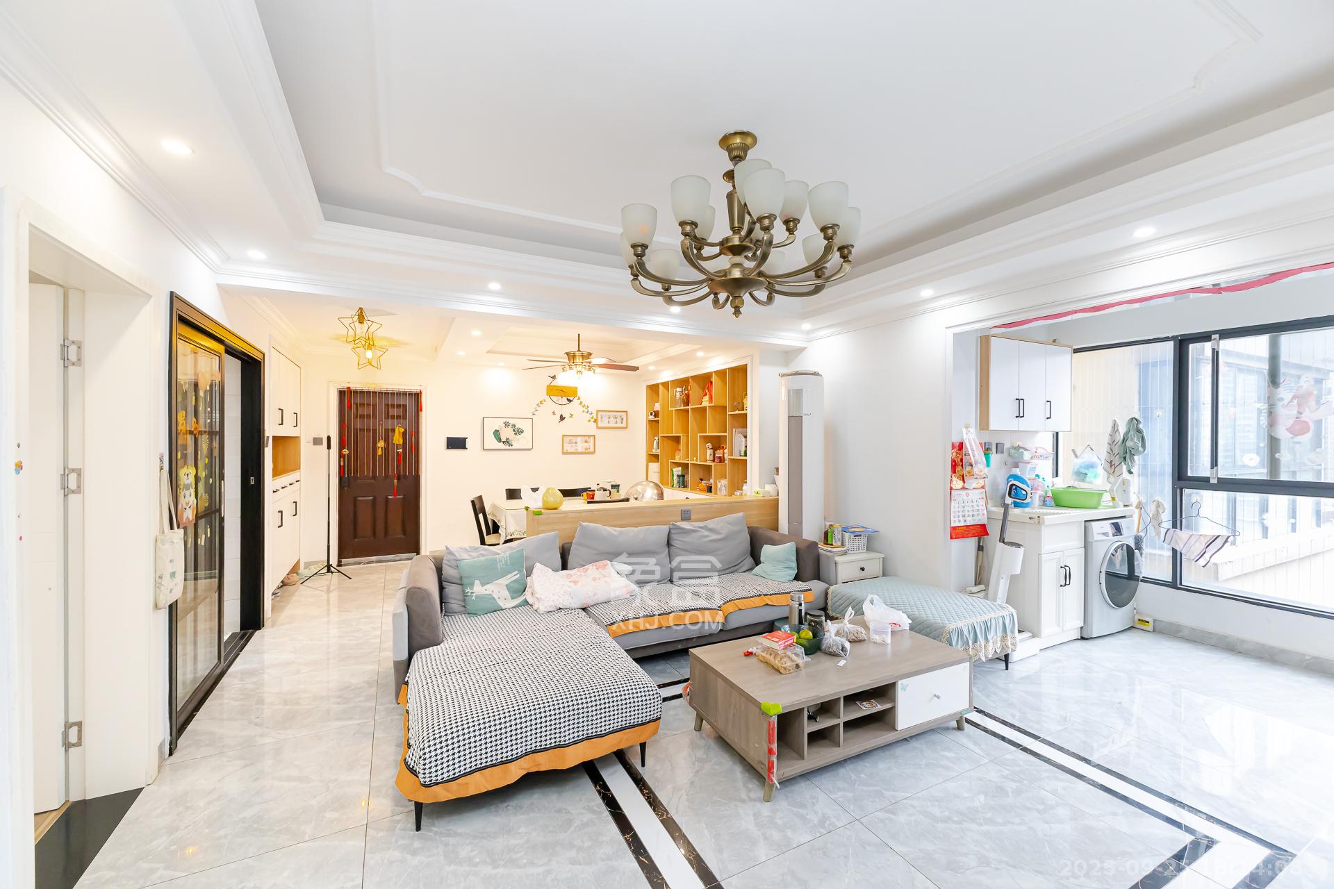 勤诚达新界 4室3厅2卫 91.8万 勤诚达新界 4室3厅2卫 91.8万客厅