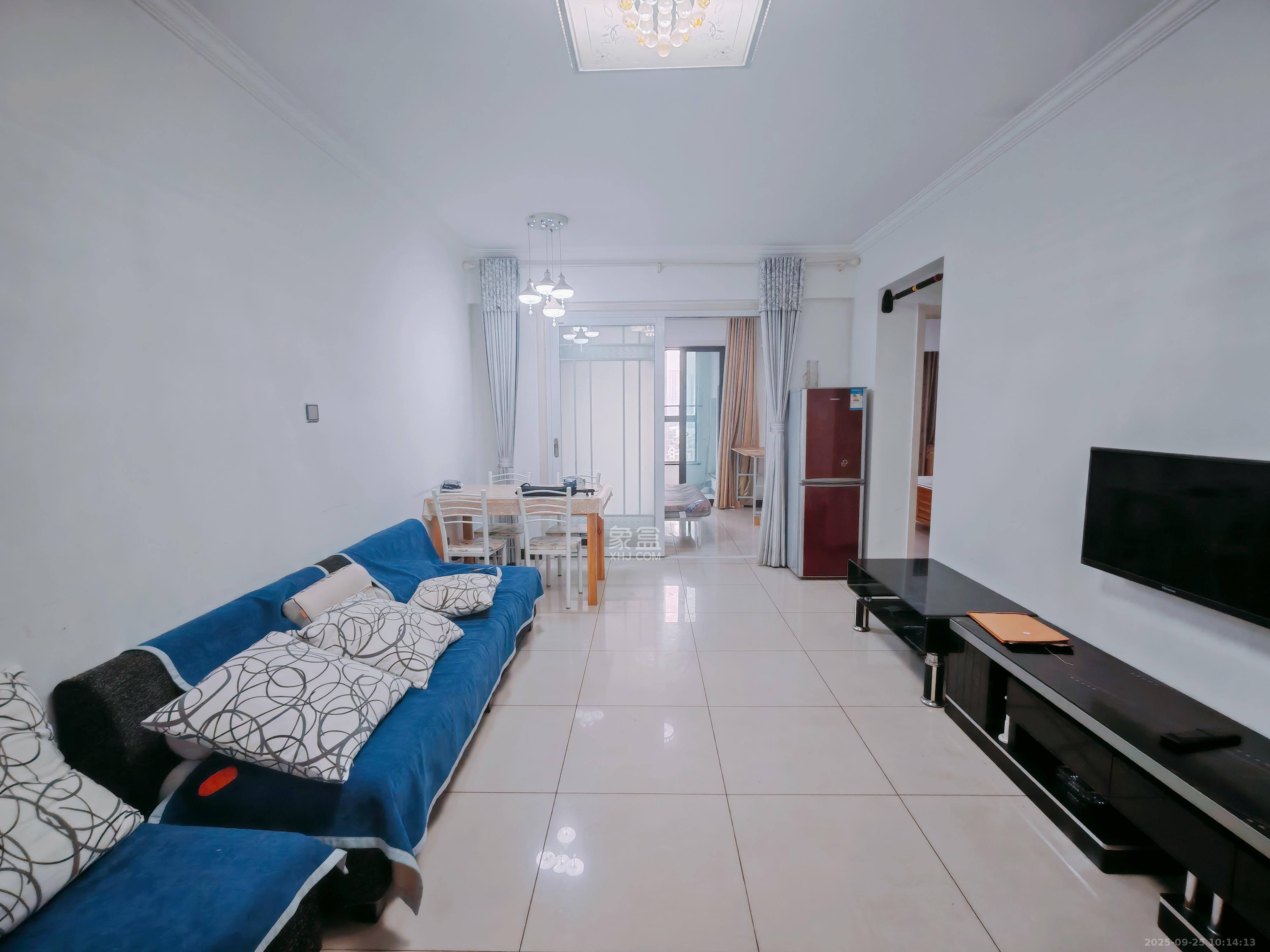 绿地中央广场  2室1厅1卫    2400.0元/月